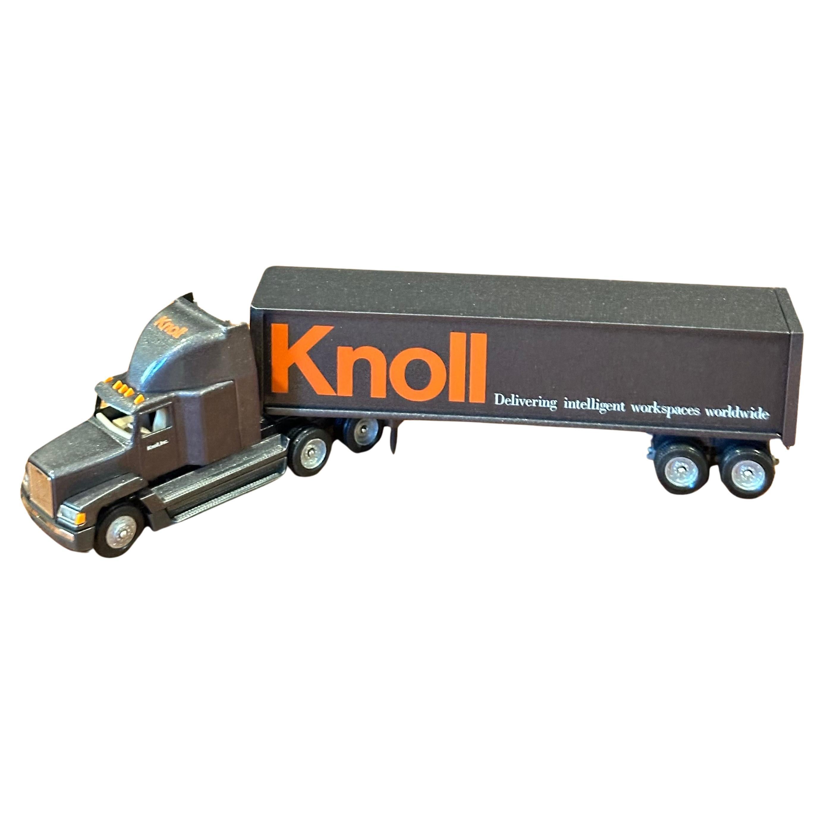 Sammlerstück „Knoll“ Tractor Trailer Truck Spielzeug mit Originalverpackung von Winross USA (amerikanisch) im Angebot