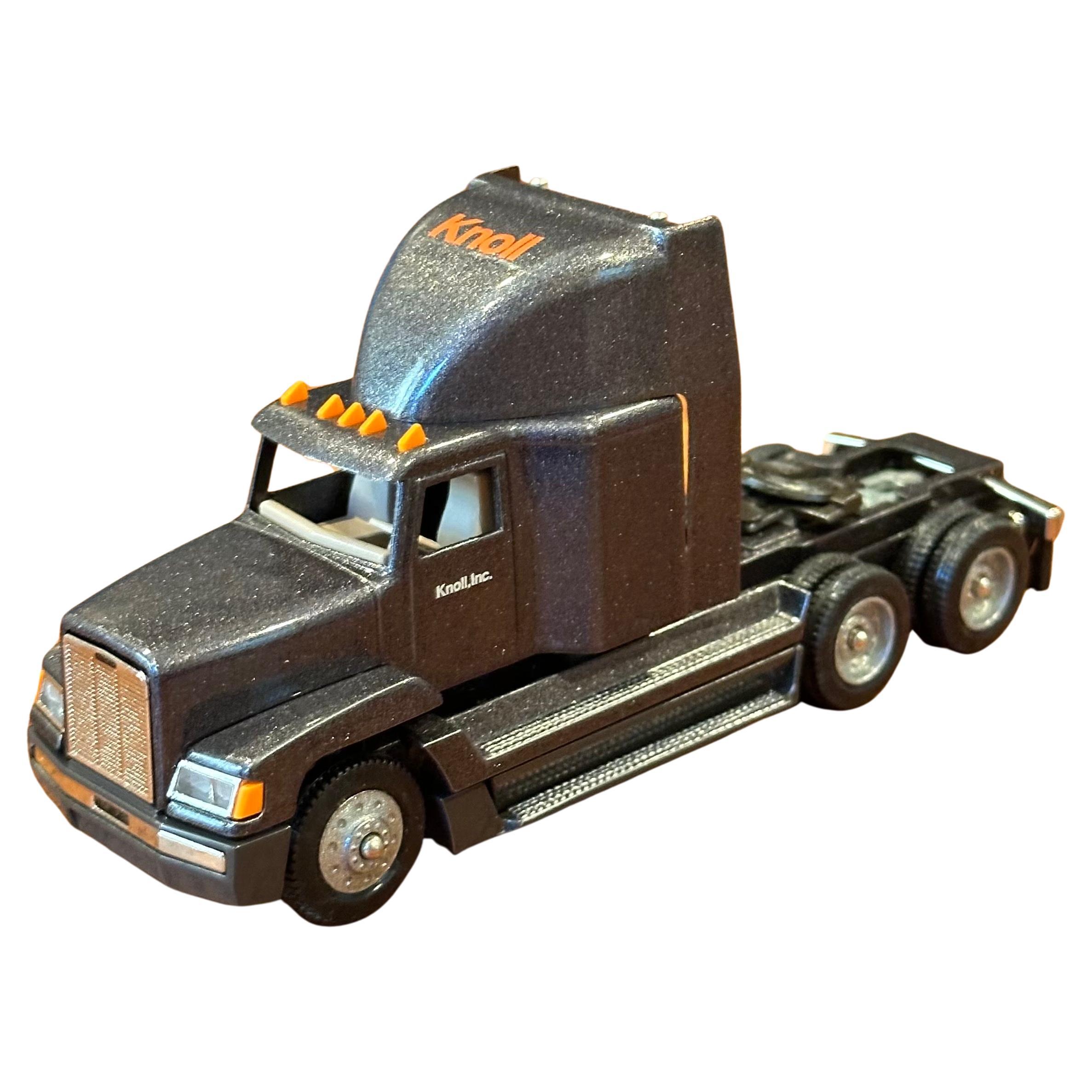 Sammlerstück „Knoll“ Tractor Trailer Truck Spielzeug mit Originalverpackung von Winross USA im Zustand „Hervorragend“ im Angebot in San Diego, CA