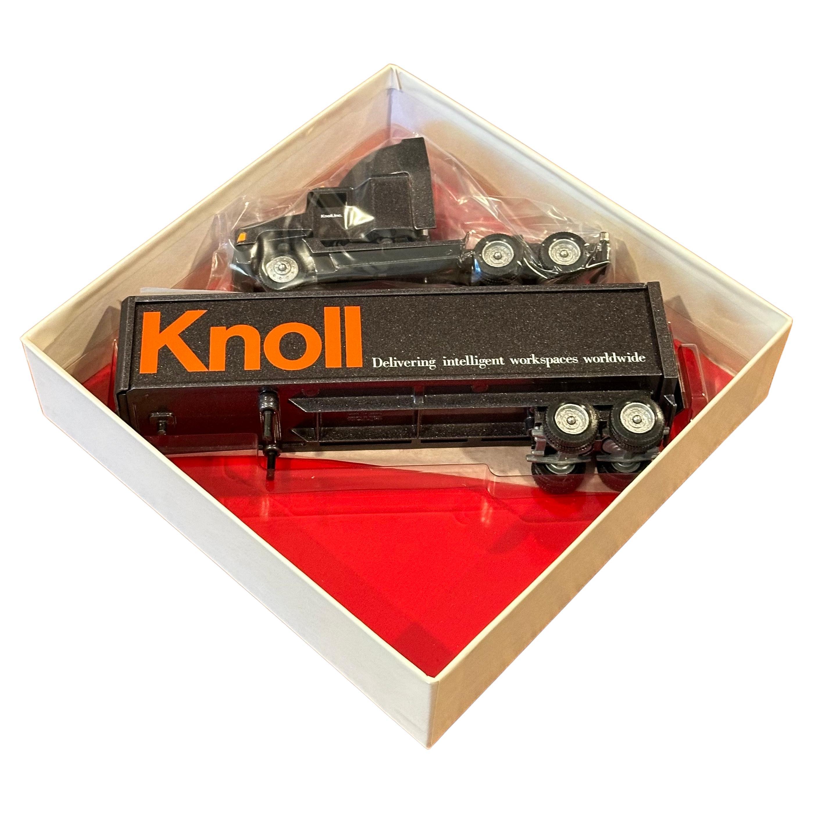 Sammlerstück „Knoll“ Tractor Trailer Truck Spielzeug mit Originalverpackung von Winross USA (20. Jahrhundert) im Angebot