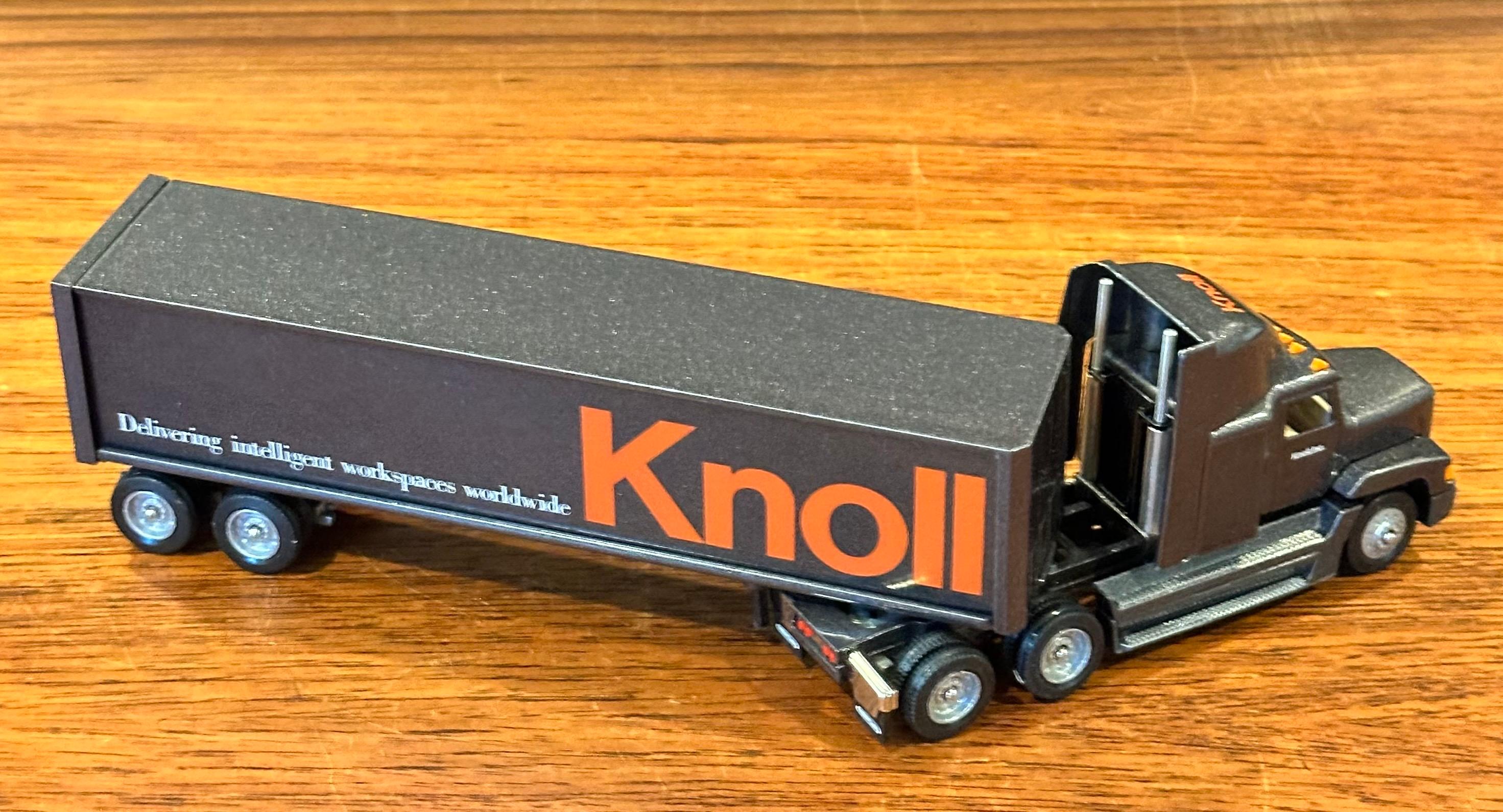 Sammlerstück „Knoll“ Tractor Trailer Truck Spielzeug mit Originalverpackung von Winross USA (Metall) im Angebot