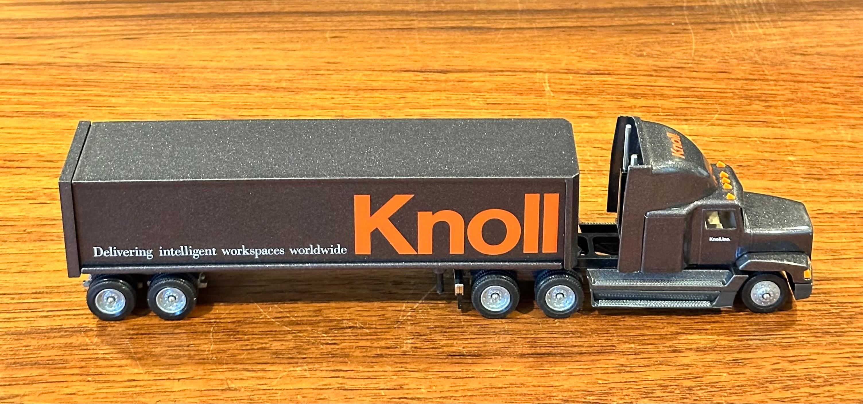 Sammlerstück „Knoll“ Tractor Trailer Truck Spielzeug mit Originalverpackung von Winross USA im Angebot 1