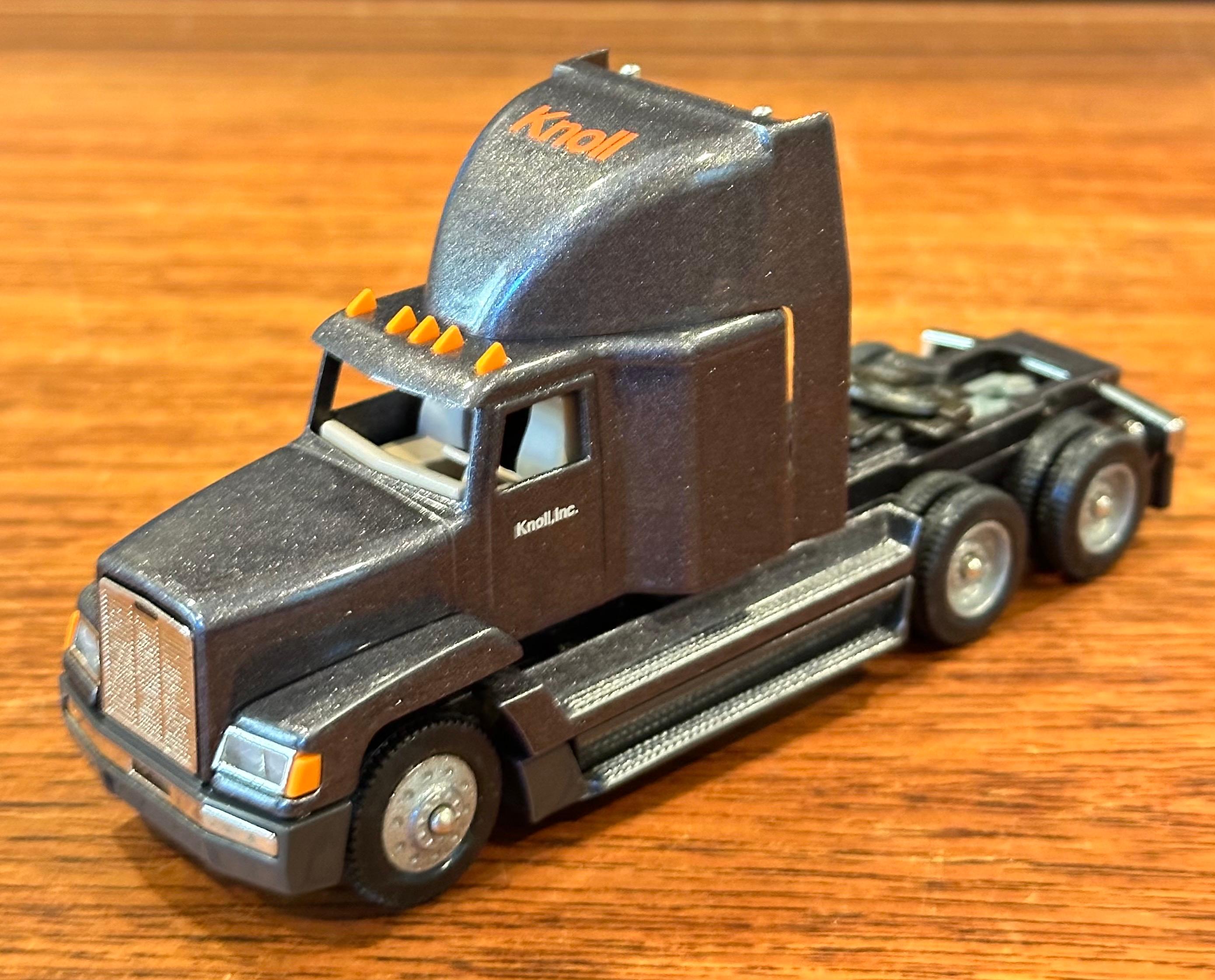 Sammlerstück „Knoll“ Tractor Trailer Truck Spielzeug mit Originalverpackung von Winross USA im Angebot 2