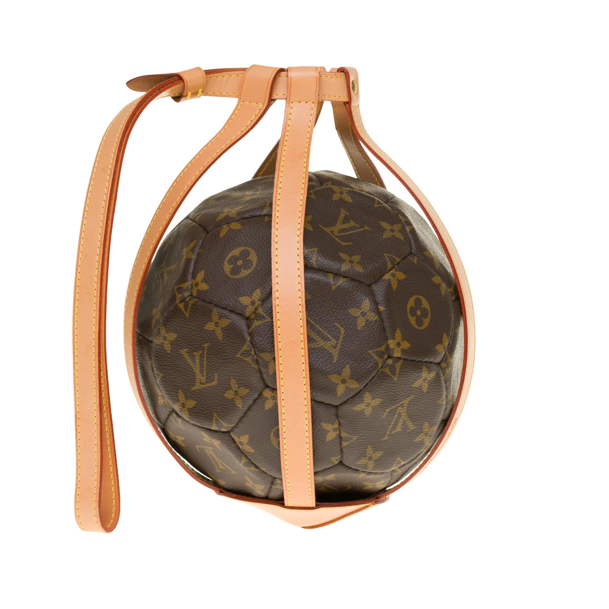 Rare Louis Vuitton World Cup ball & net in brown coated monogram canvas and natural leather, gold plated metal hardware, yellow stitching, carried hand or shoulder.

Leather tie closure.
Signature: 