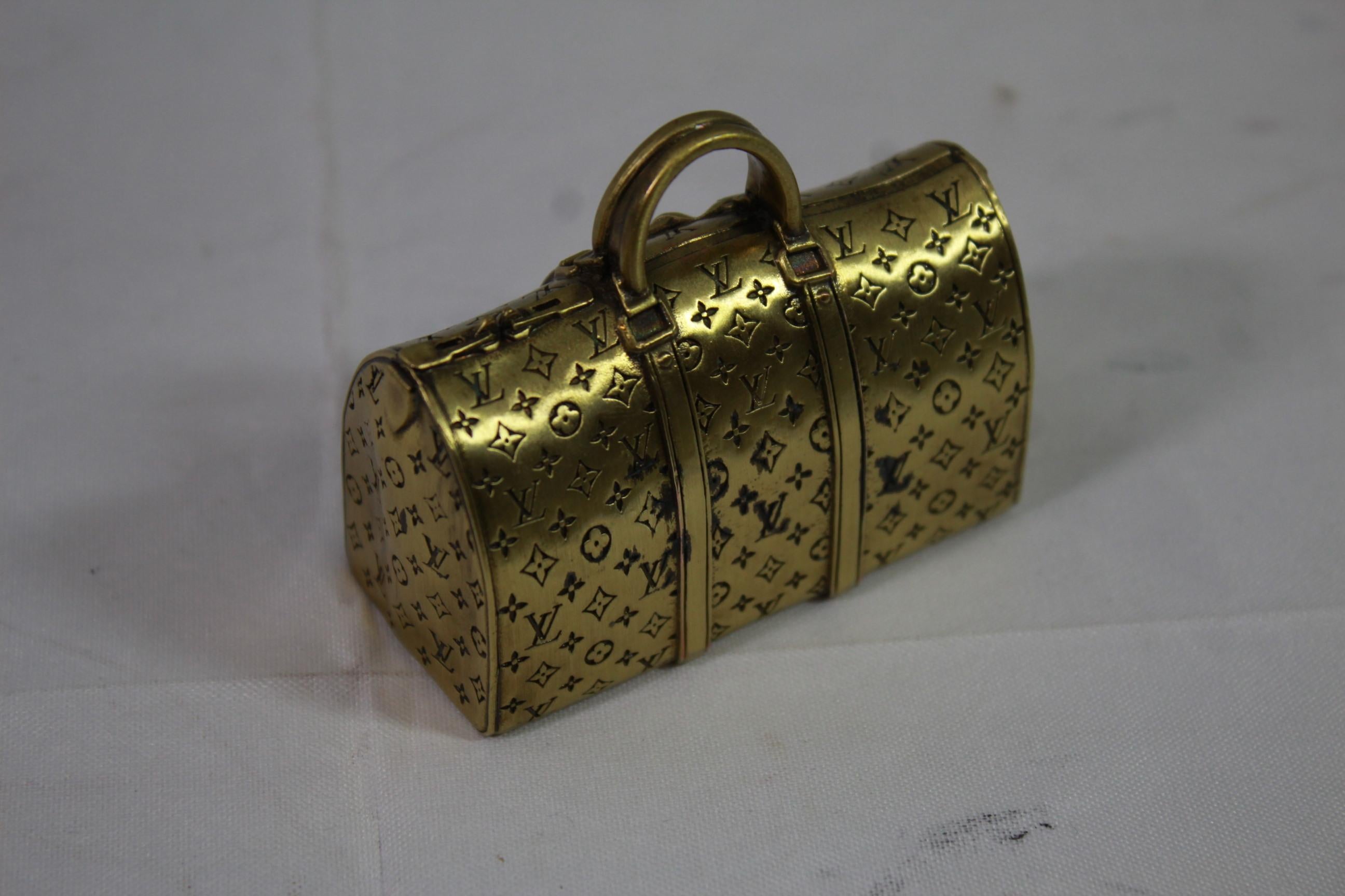 Louis Vuitton colelctible Keepall bras spaperweight.
Sold with box
Some signs of use (see pics) but fron of the bag without defect
Size 6.2 cm 