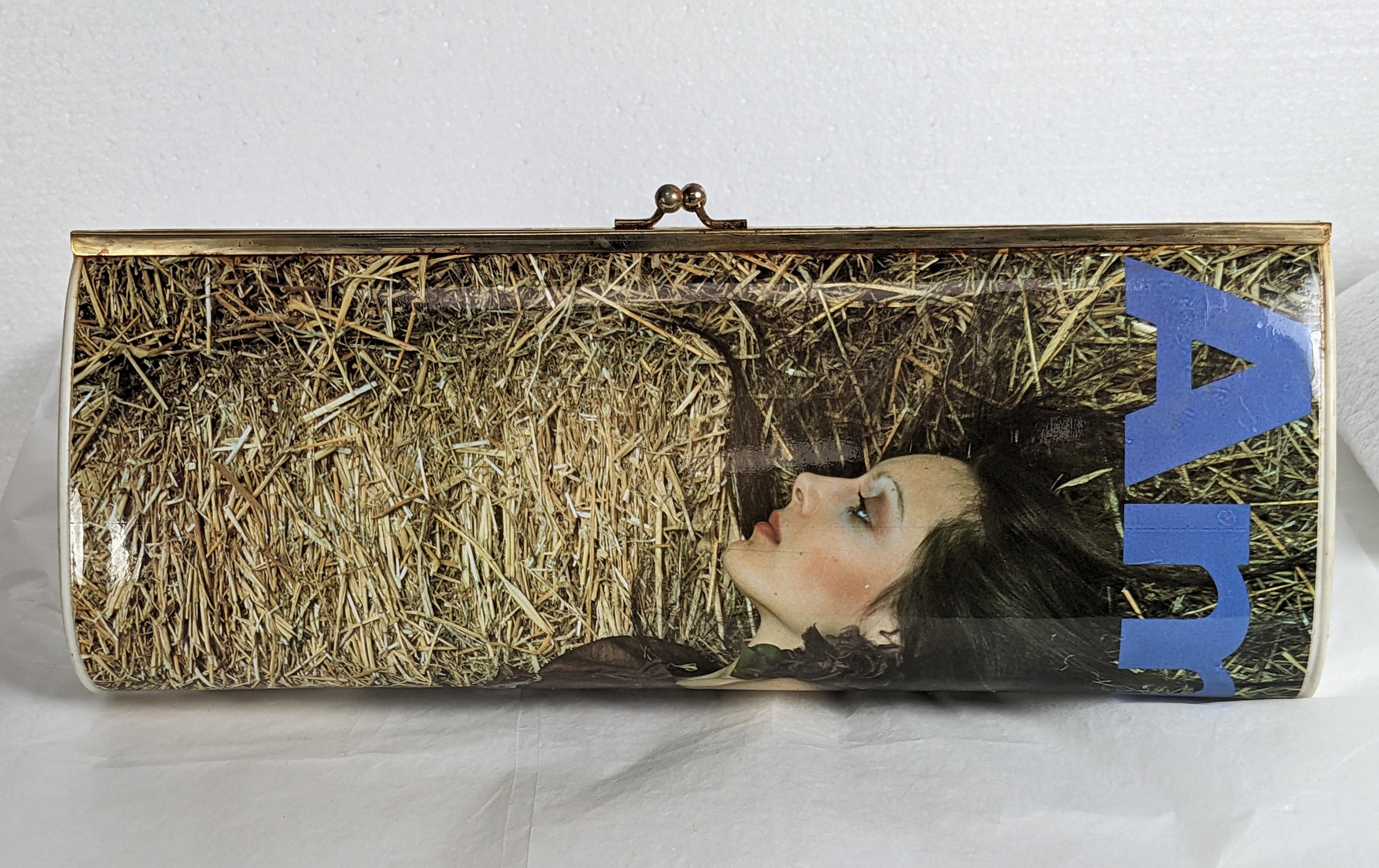 Charmante pochette de magazine, Amica Magazine (Italie) des années 1970. La couverture graphique s'enroule autour d'une pochette rigide en plastique avec serrure à baiser et chaîne cachée. Collectional aujourd'hui grâce aux nombreuses couvertures