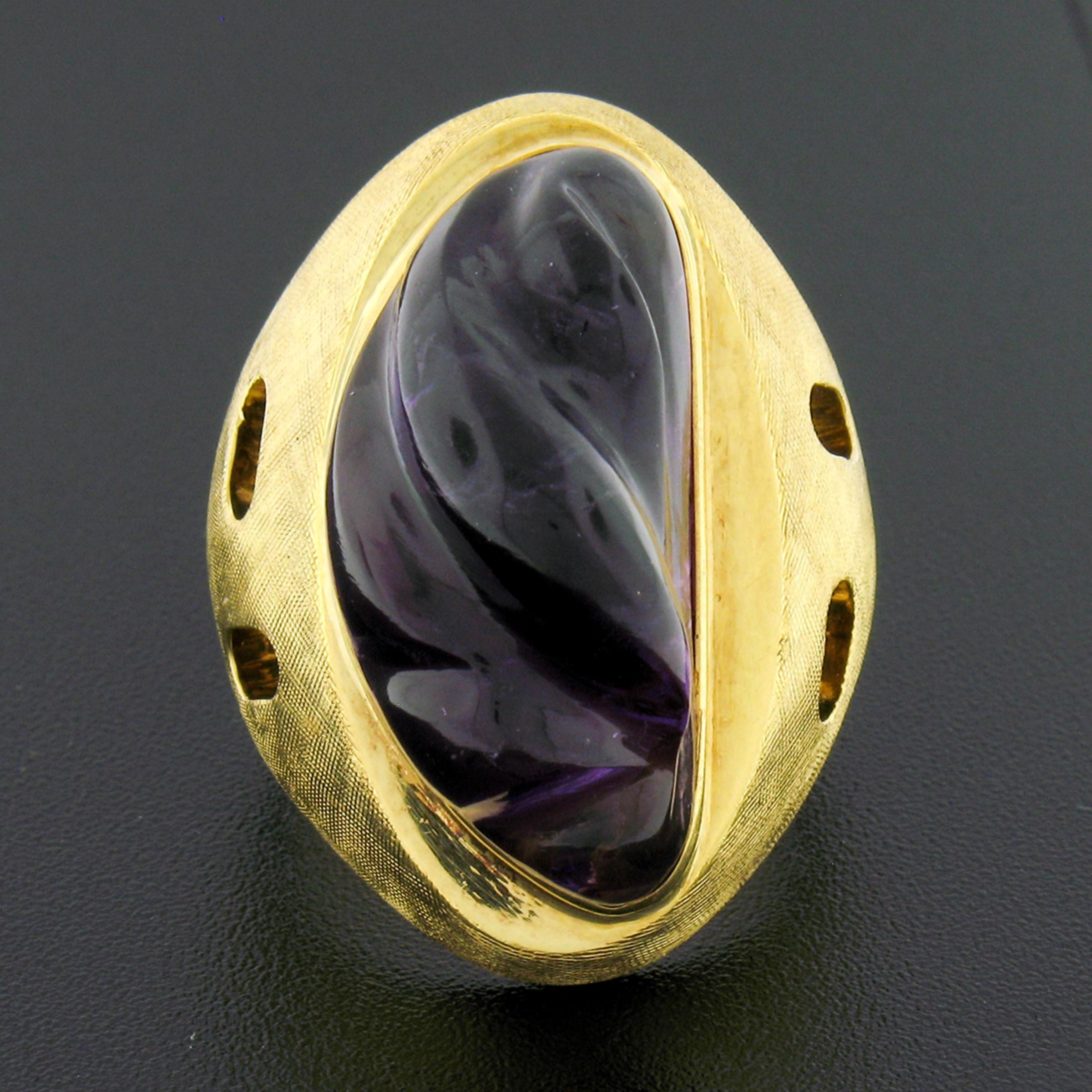 Here we have a beautiful, collectible, modernist ring crafted in solid 18k yellow gold and designed by the famous Brazilian designer Burle Marx. The ring features a large, carved cabochon, natural amethyst stone that displays the most lovely and