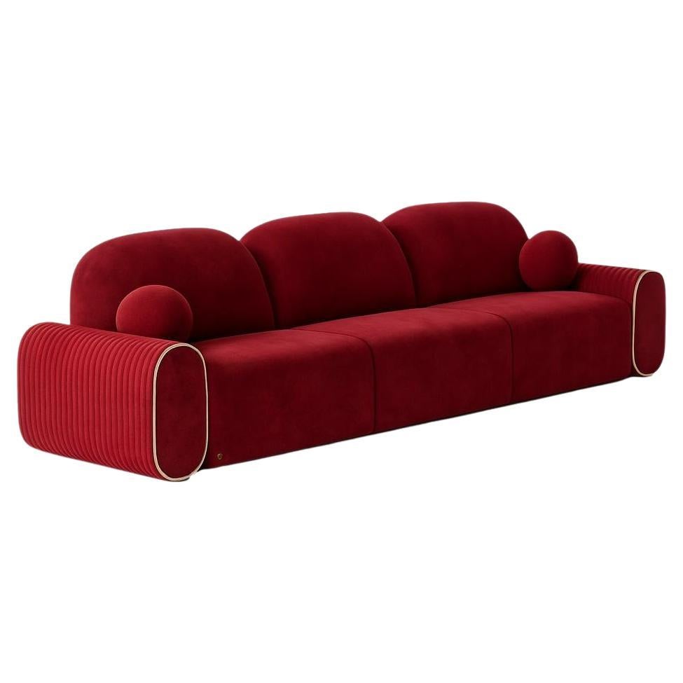Dieses auffällige Sofa ist mit luxuriösem, tiefrotem Samt gepolstert und bietet sowohl Komfort als auch modernen Stil. Seine einzigartige Silhouette besteht aus drei großzügig gepolsterten Abschnitten, die einen plüschigen, einladenden Eindruck