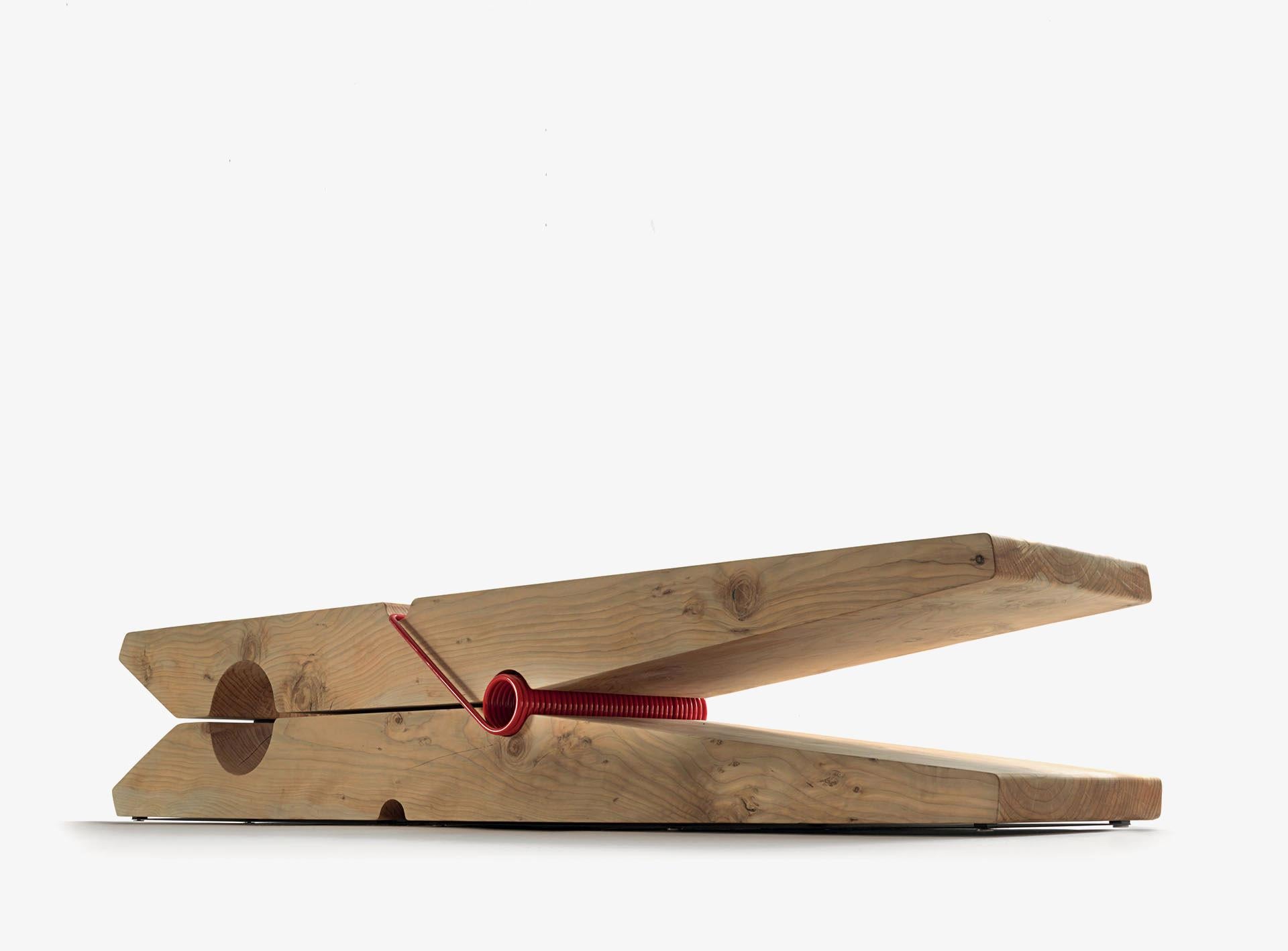 Le banc Mollettina est conçu par Baldessari e Baldessari, un studio de design connu pour son approche innovante et ludique. Le banc s'inspire de la forme simple d'une pince à linge (ou 