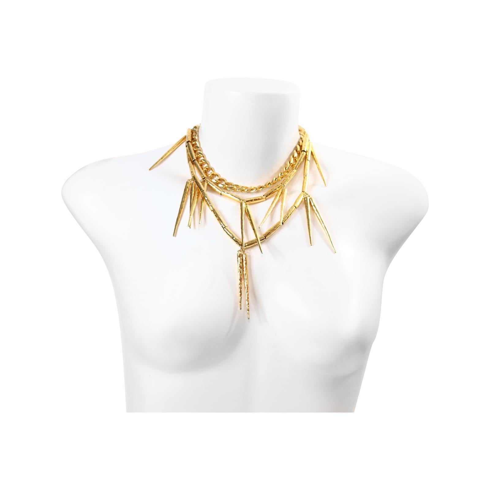 Collana da collezione di Monika Chiang con punte d'oro, circa 2011. Questo pezzo assomiglia in modo impressionante all'iconica collana di Christian Dior degli anni Ottanta. La versione di Monika includeva una catena a maglie extra-pesanti e voilà,