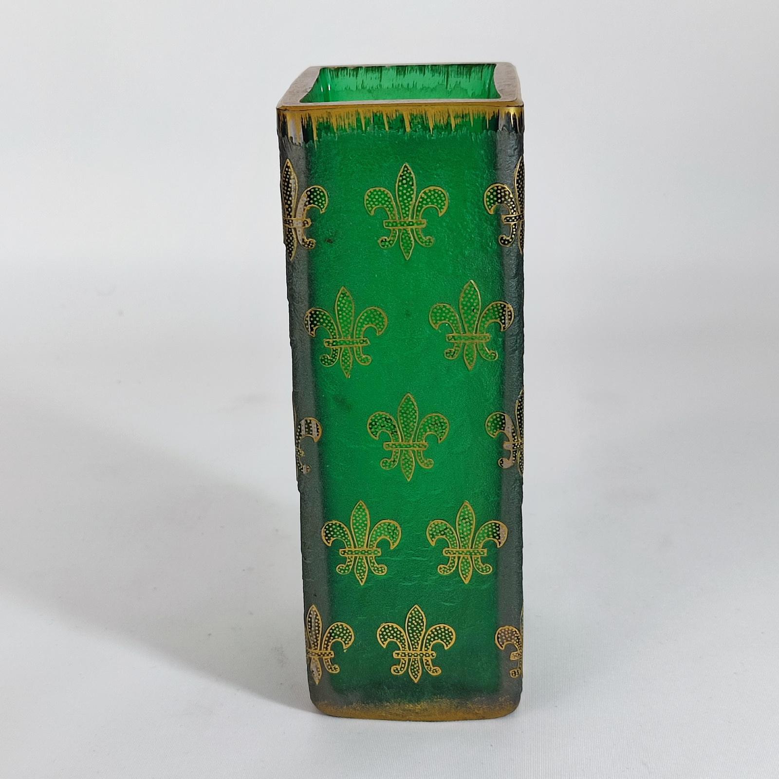 Collectible Museum Item Daum Nancy Cameo Glass Vase 'Fleur-de-lis', France 1900s In Excellent Condition For Sale In Bochum, NRW