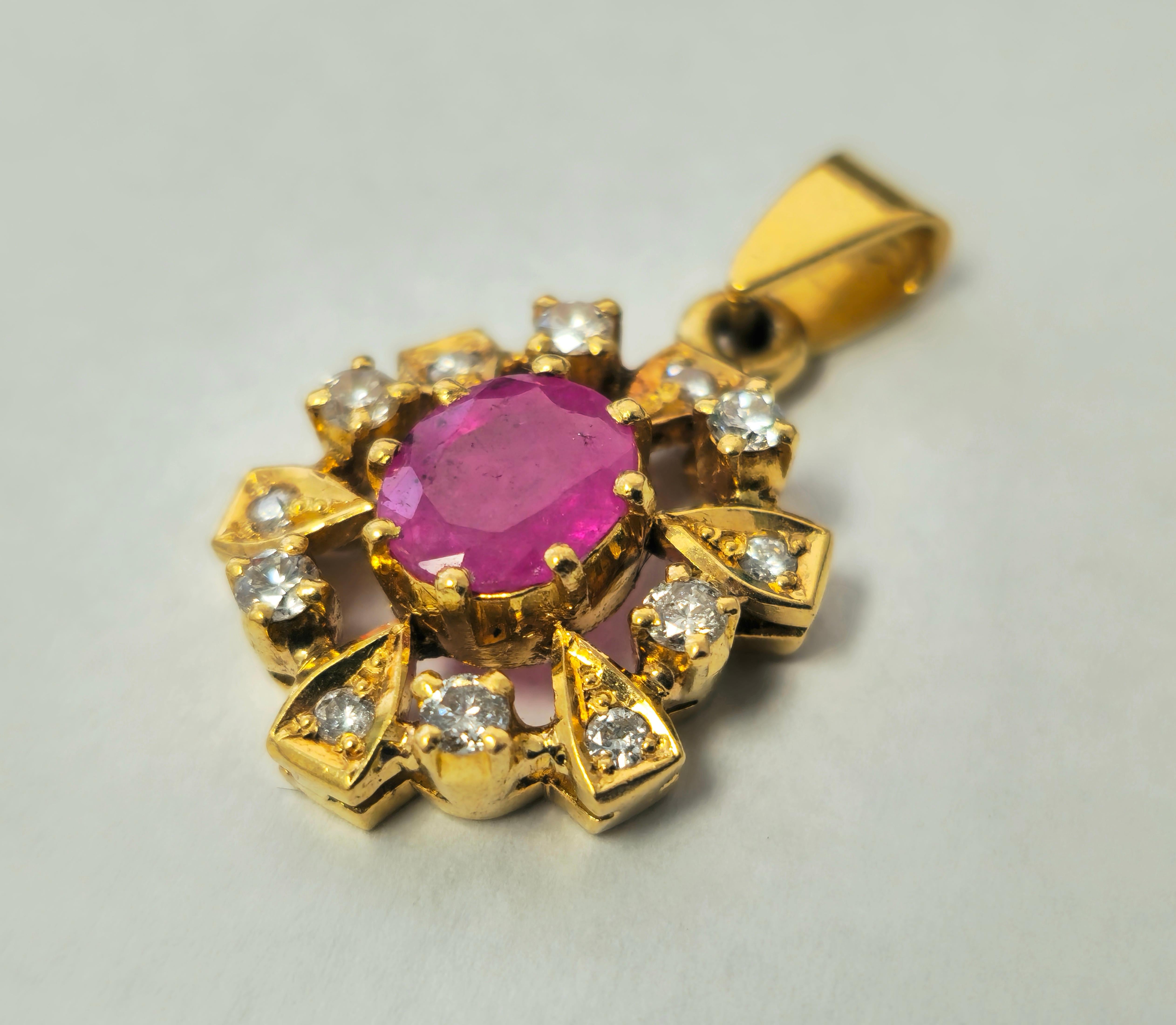 Rétro Pendentif de collection en or 18 carats avec rubis naturel de 1,06 carat en vente