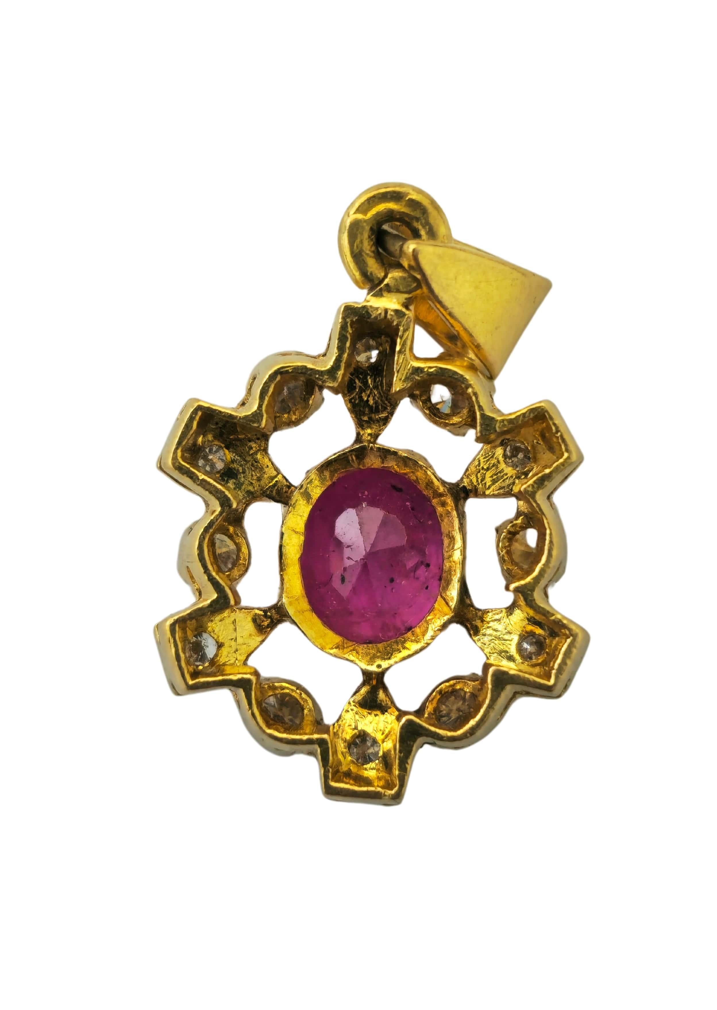 Taille ronde Pendentif de collection en or 18 carats avec rubis naturel de 1,06 carat en vente