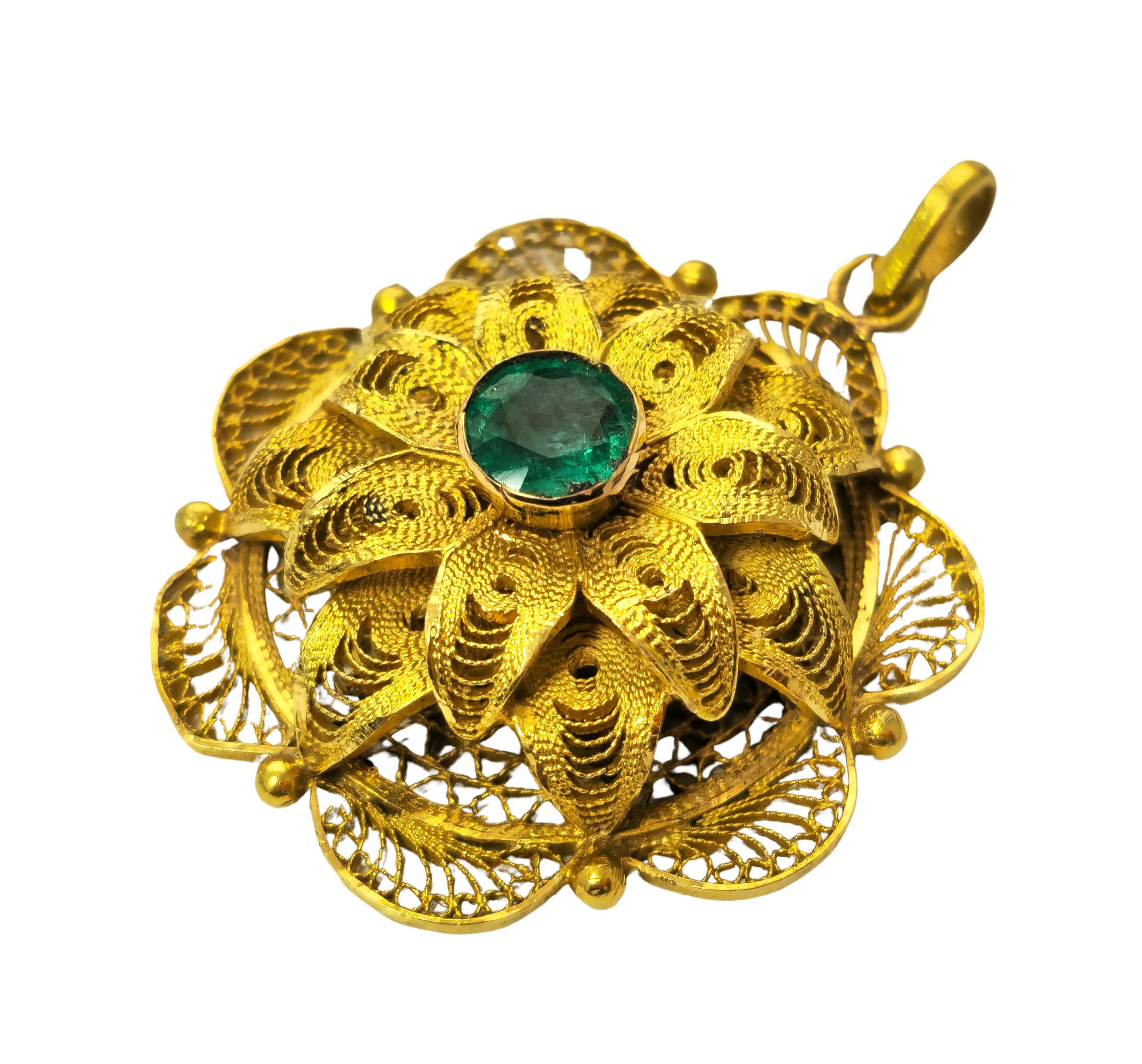 Plongez dans l'élégance avec notre pendentif vintage en émeraude de style turc, méticuleusement réalisé en luxueux or jaune 18k. Orné d'une captivante émeraude colombienne de forme ronde et de qualité exceptionnelle, ce pendentif respire la beauté