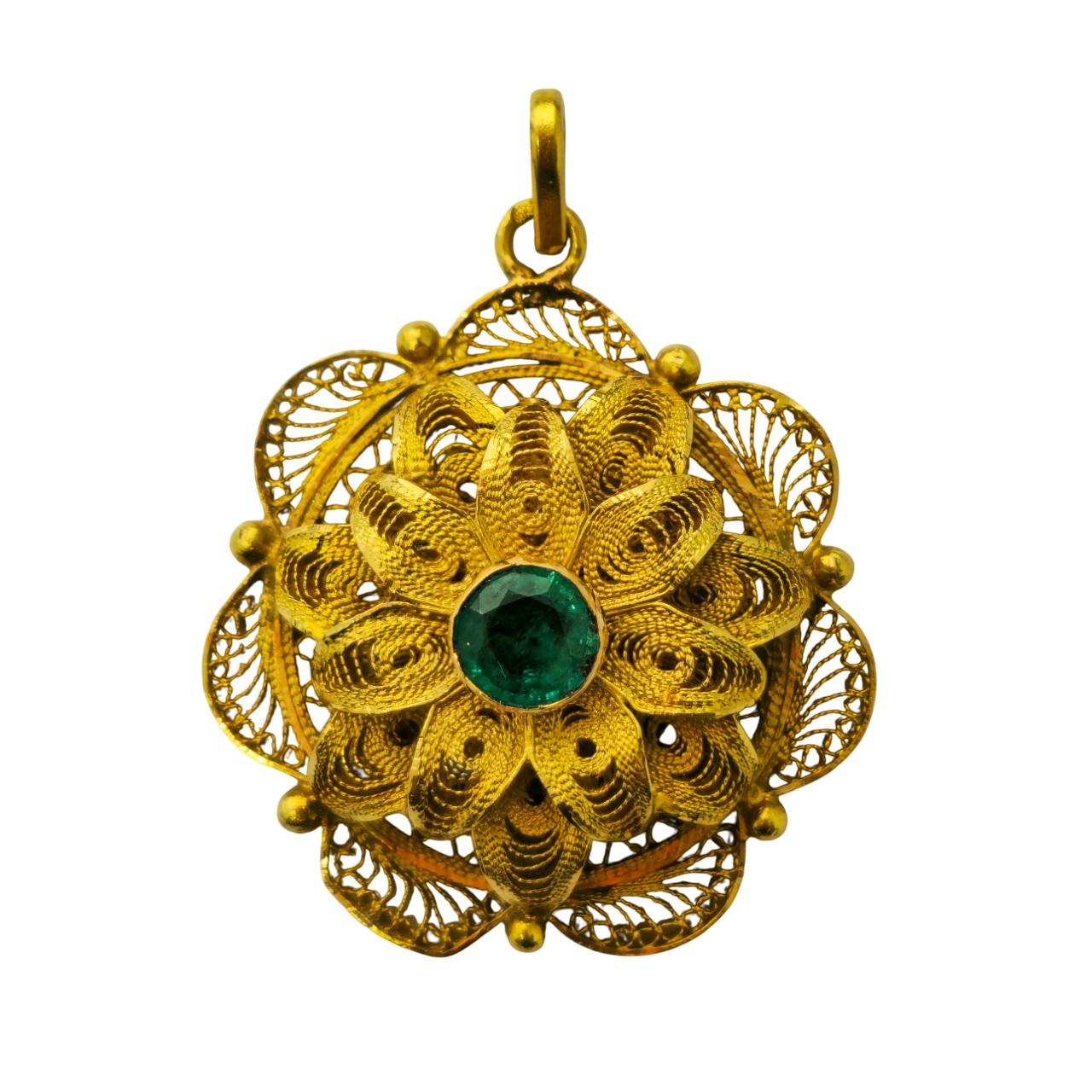 Taille ronde Pendentif turc de collection avec émeraude naturelle de Colombie de 2,80 carats en vente