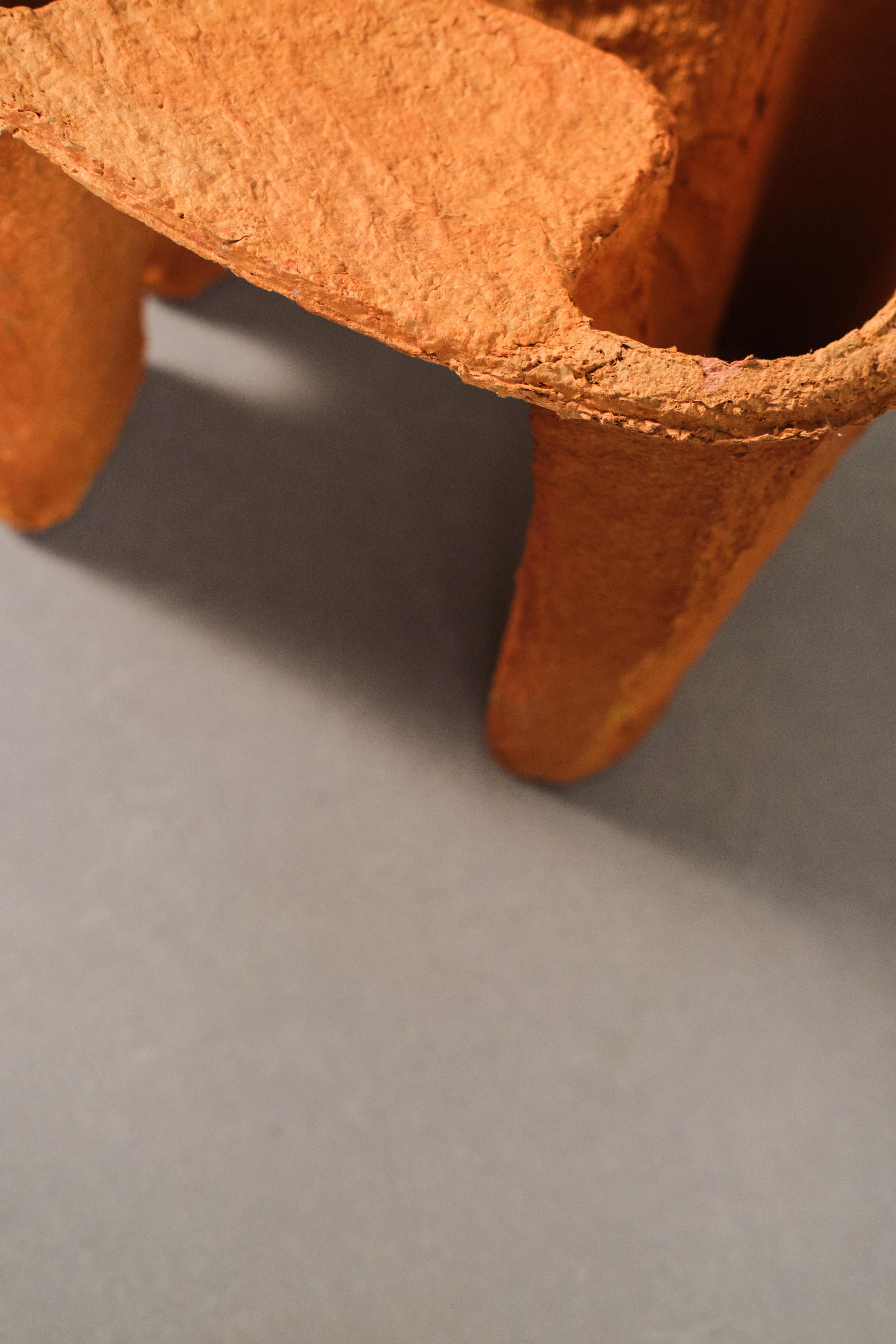 sgabello arancione da collezione realizzato con polpa di carta riciclata da Lagranja Design in vendita 3