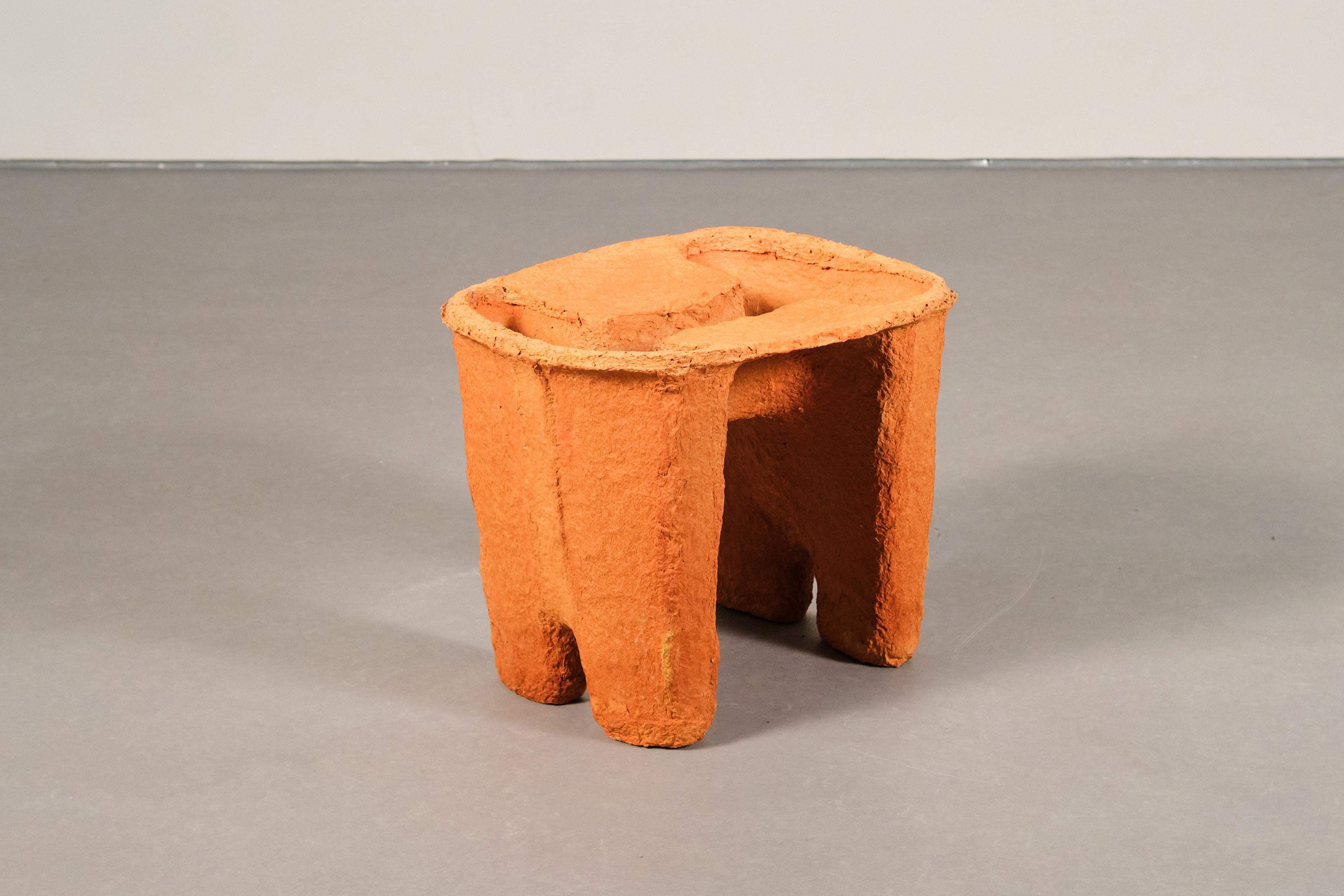 Spagnolo sgabello arancione da collezione realizzato con polpa di carta riciclata da Lagranja Design in vendita