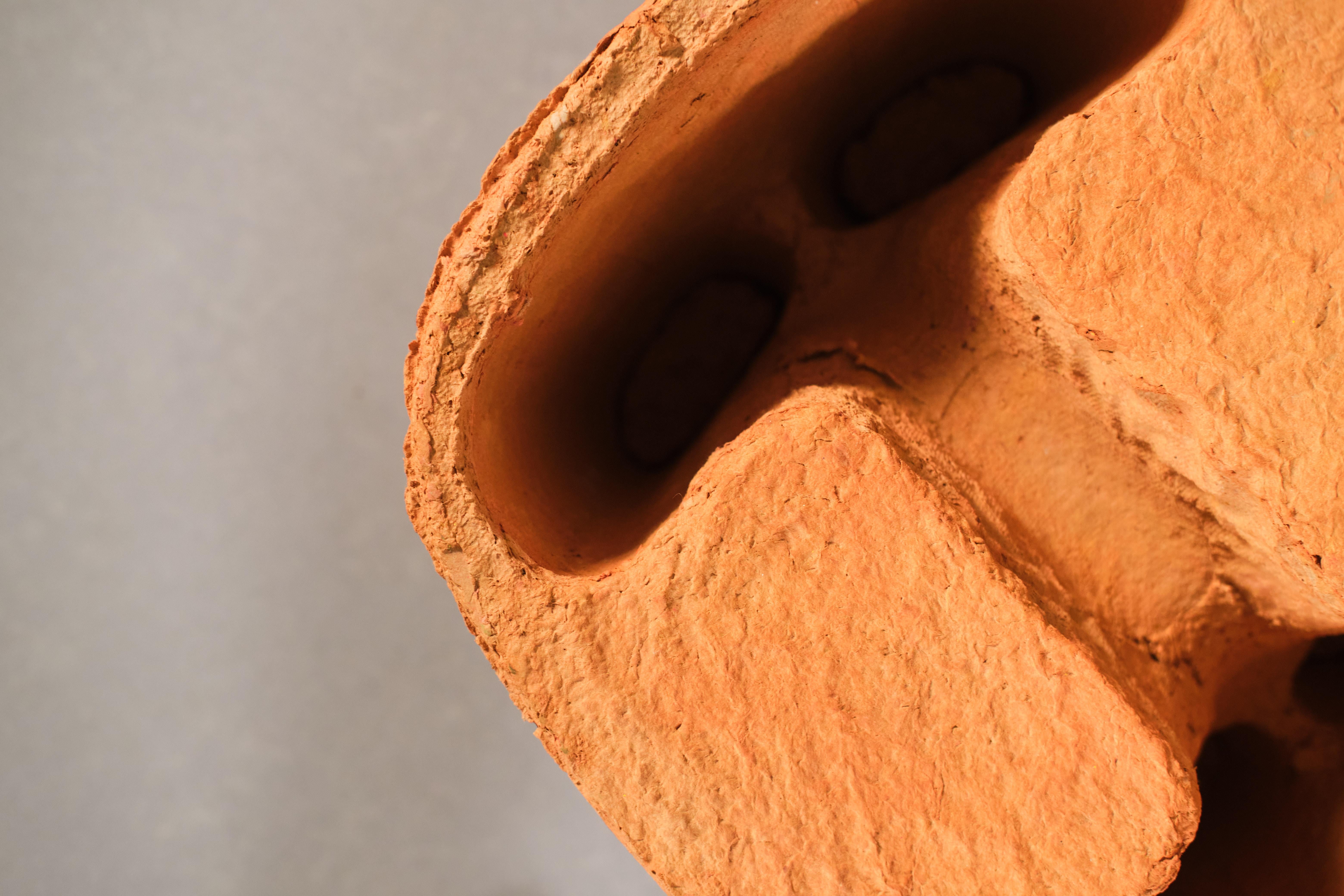 sgabello arancione da collezione realizzato con polpa di carta riciclata da Lagranja Design in vendita 2