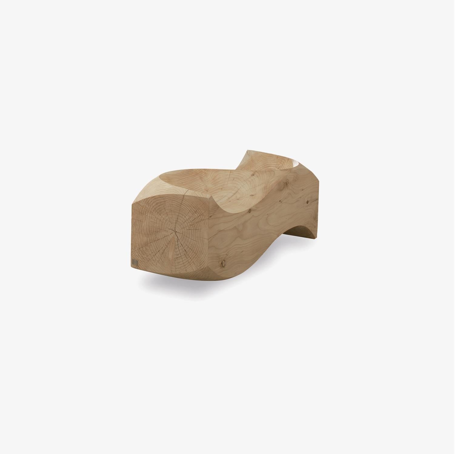 El banco de cedro Love Seat de Riva1920 es un sorprendente ejemplo de artesanía atemporal combinada con belleza natural. Hecho a mano con madera maciza de cedro aromático, este banco muestra el encanto crudo y orgánico del material, con sus veteados
