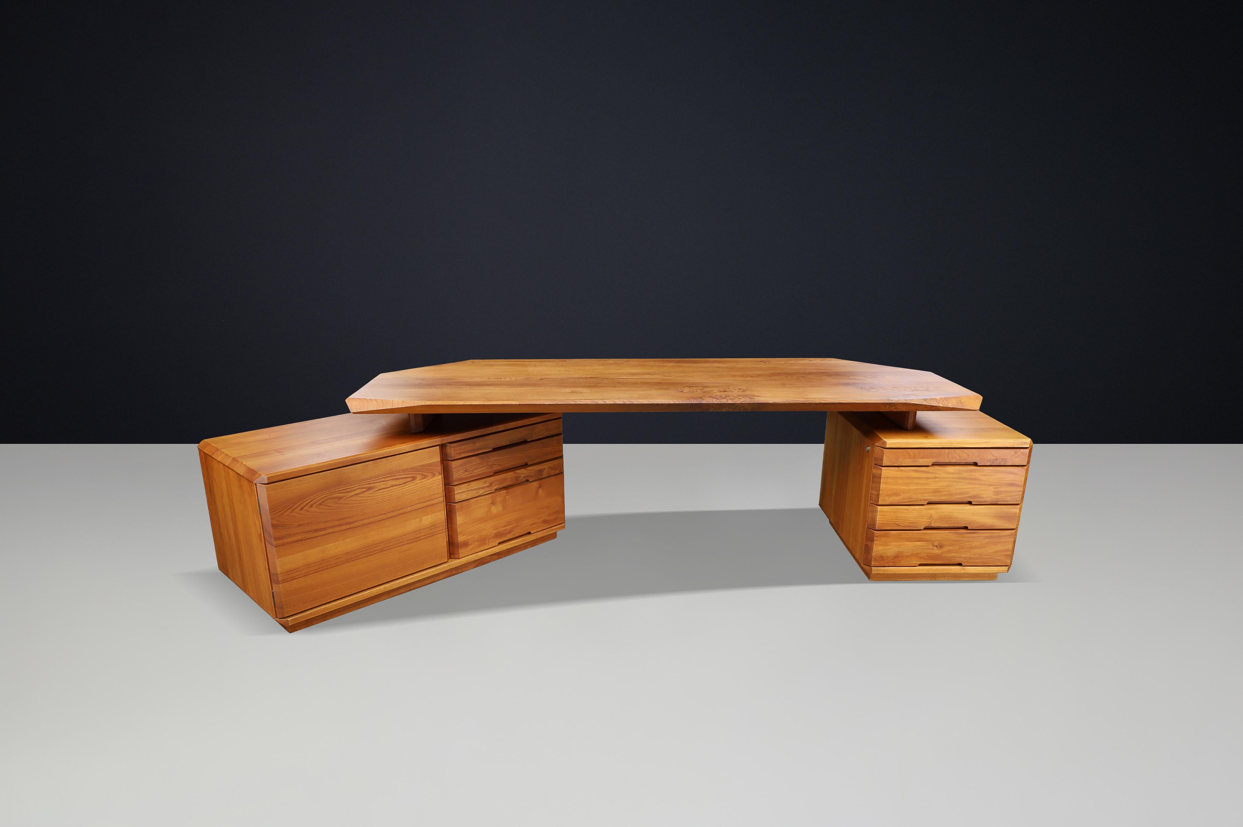 Collectional Pierre Chapo B40 Schreibtisch, 1970er Jahre, Ulme massiv, Original Patina, Frankreich


Dieser seltene B40-Schreibtisch wurde in den 1970er Jahren vom berühmten französischen Designer Pierre Chapo entworfen und ist ein echtes