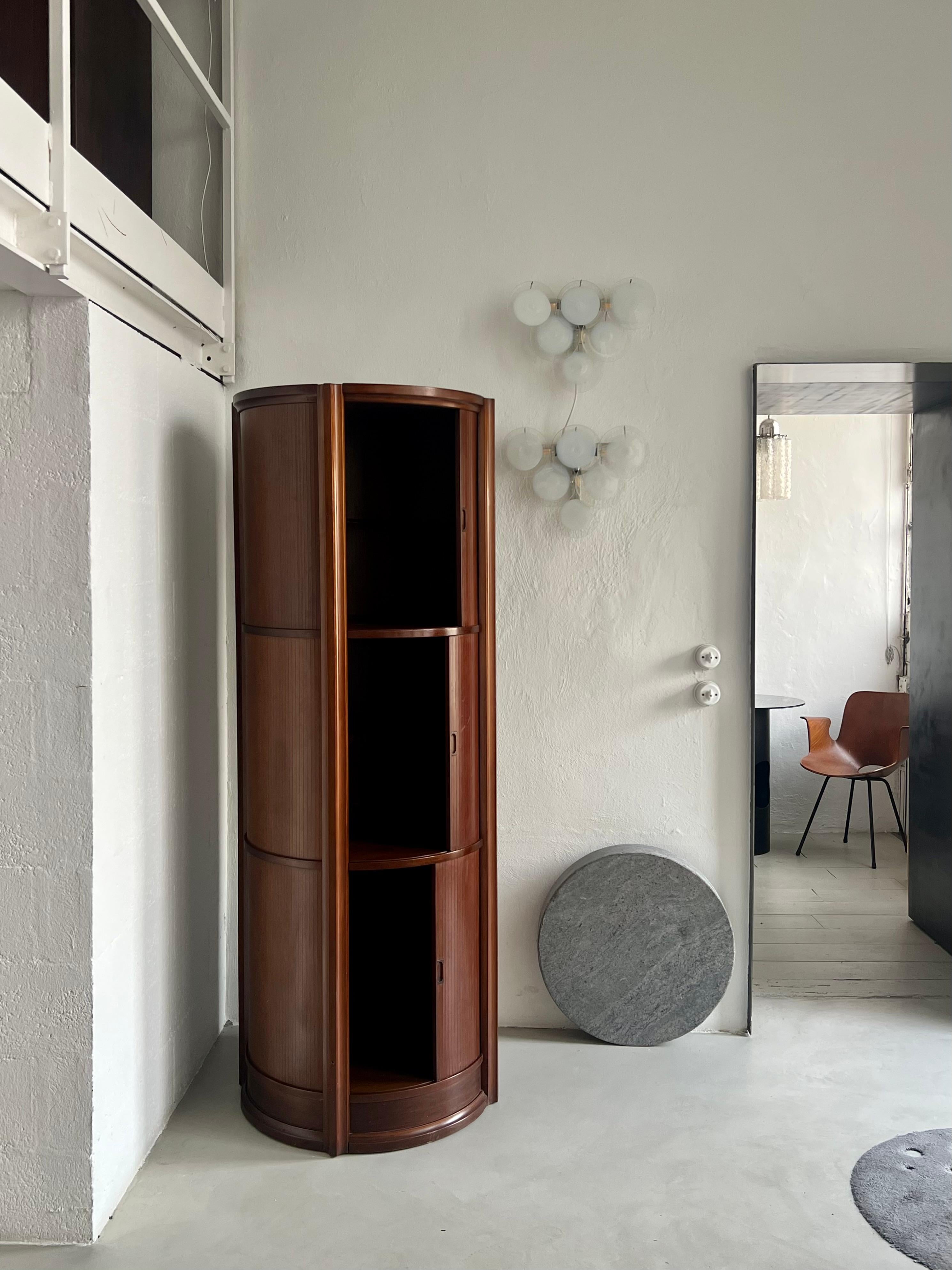 Mueble bar y almacenaje italiano escultural de madera Gianfranco Frattini en venta 3