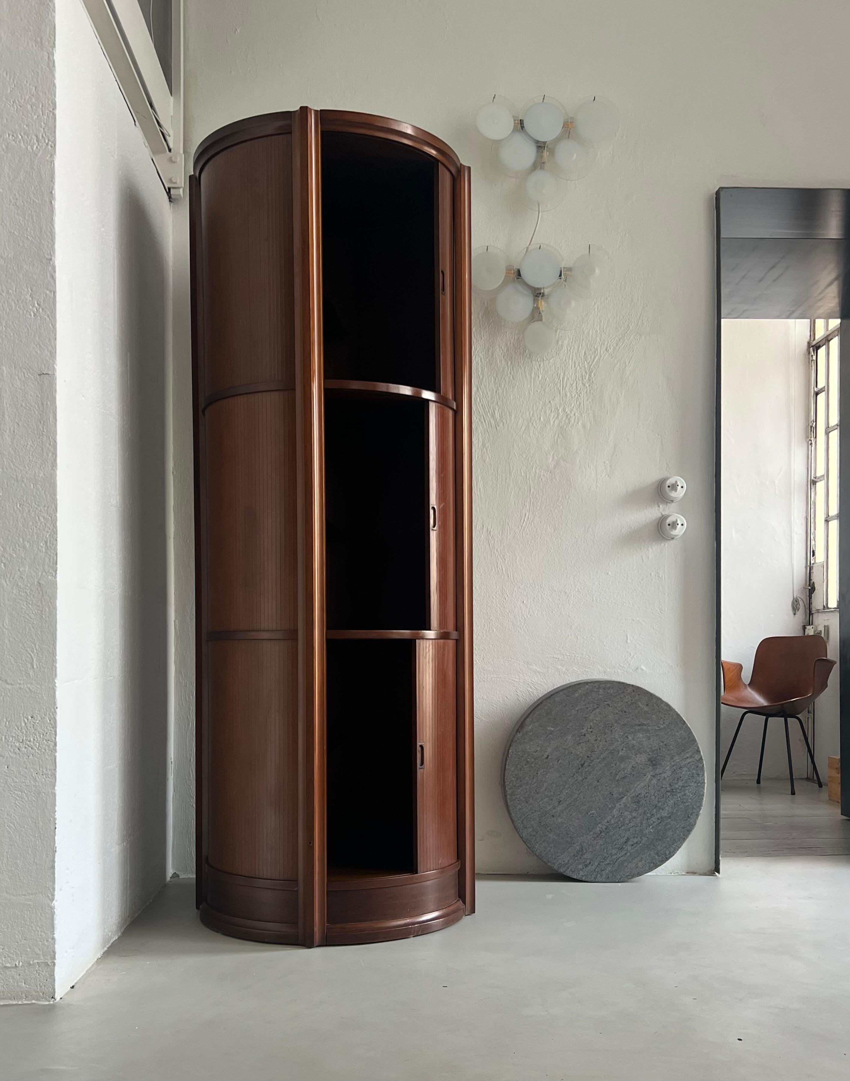 Mueble bar y almacenaje italiano escultural de madera Gianfranco Frattini en venta 4