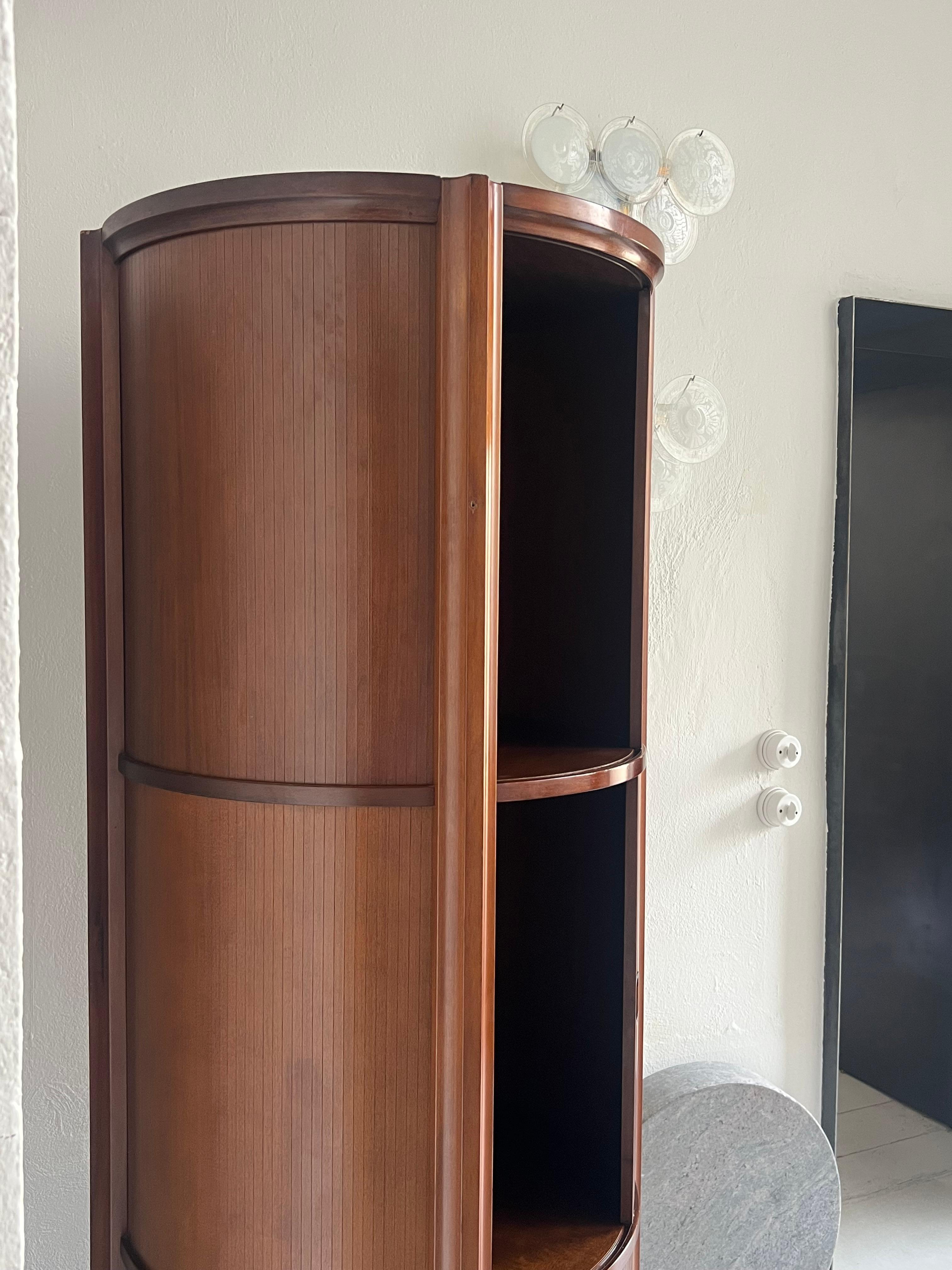 Mueble bar y almacenaje italiano escultural de madera Gianfranco Frattini en venta 5