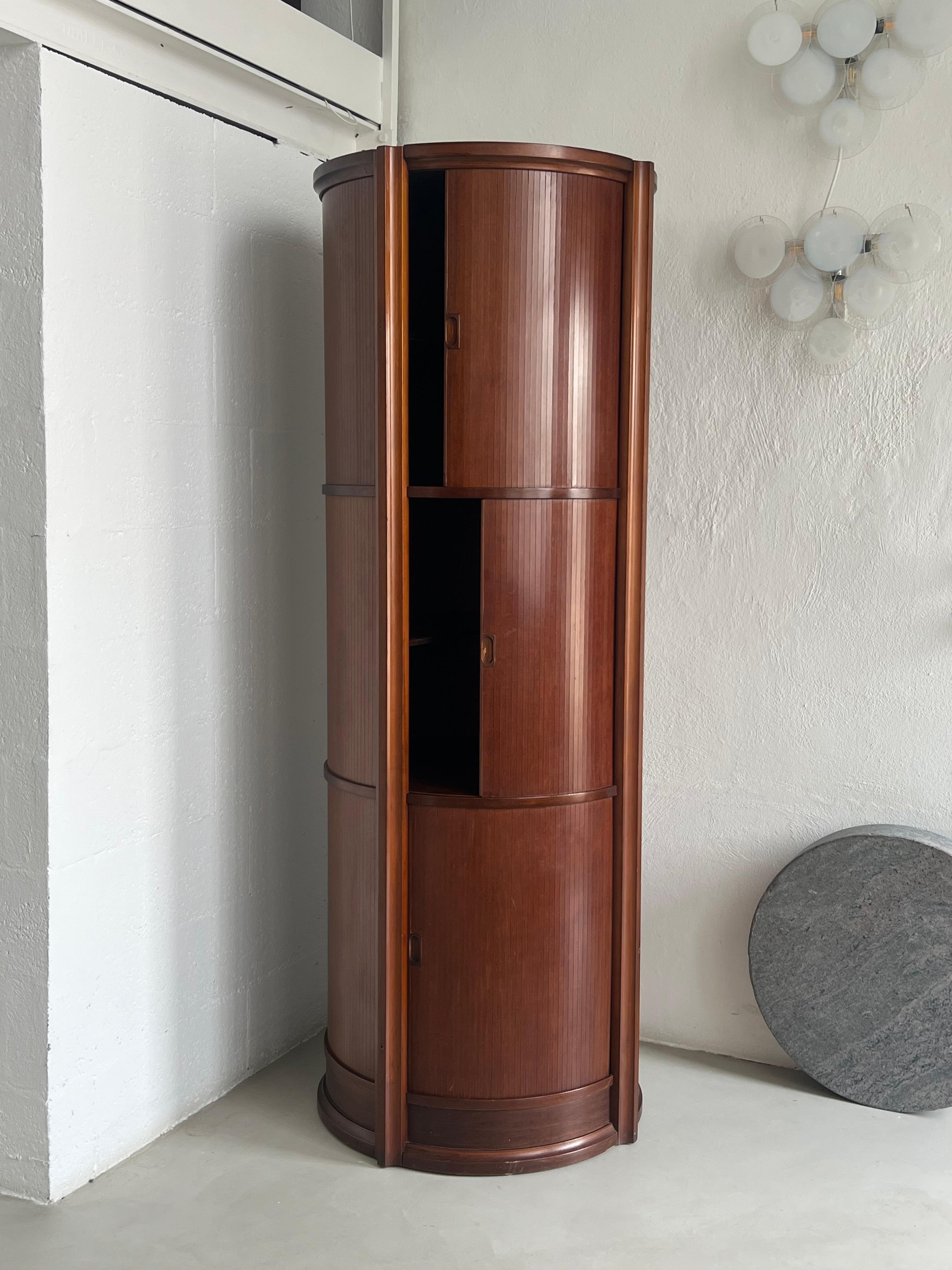 Mueble bar y almacenaje italiano escultural de madera Gianfranco Frattini en venta 6