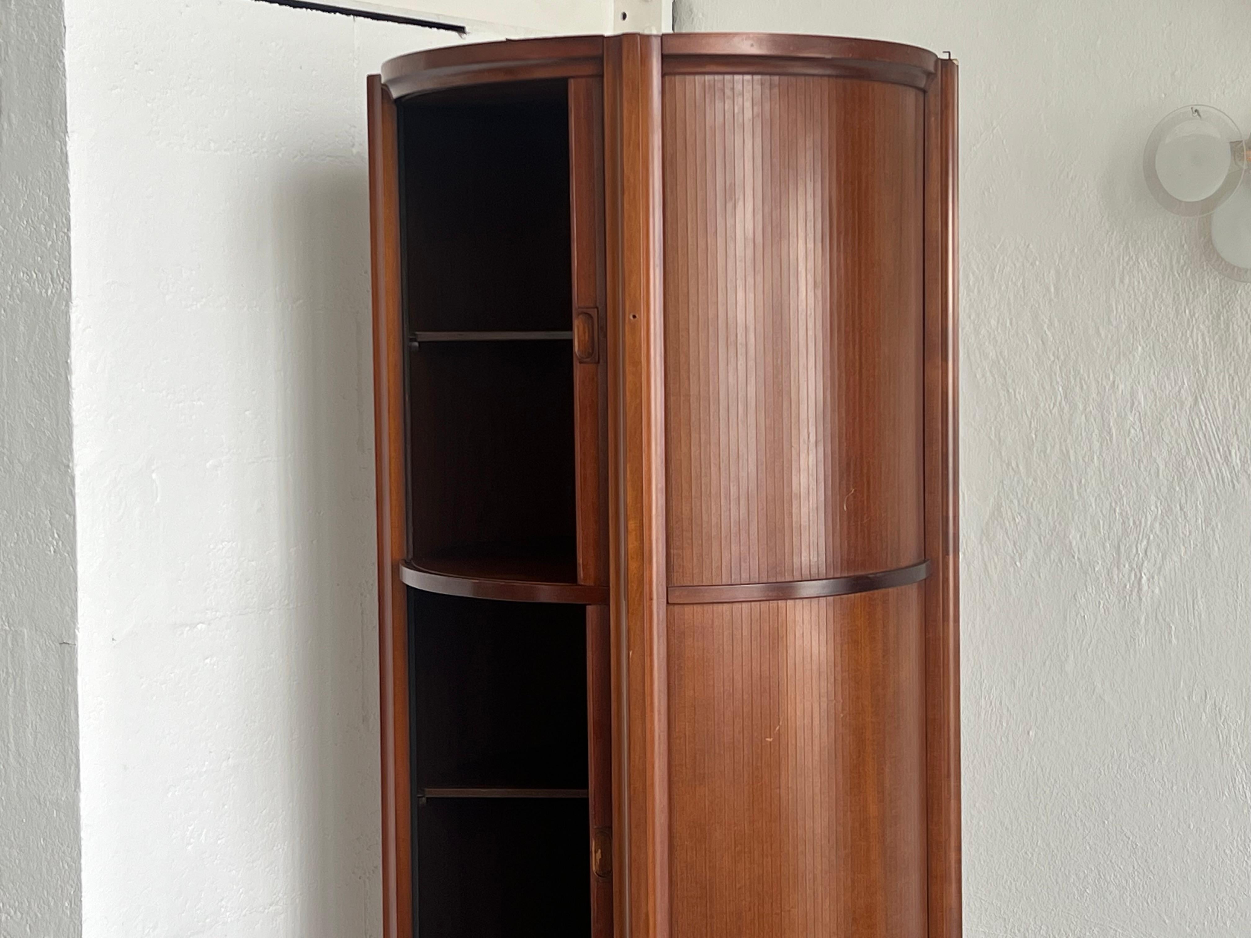 Mueble bar y almacenaje italiano escultural de madera Gianfranco Frattini en venta 7