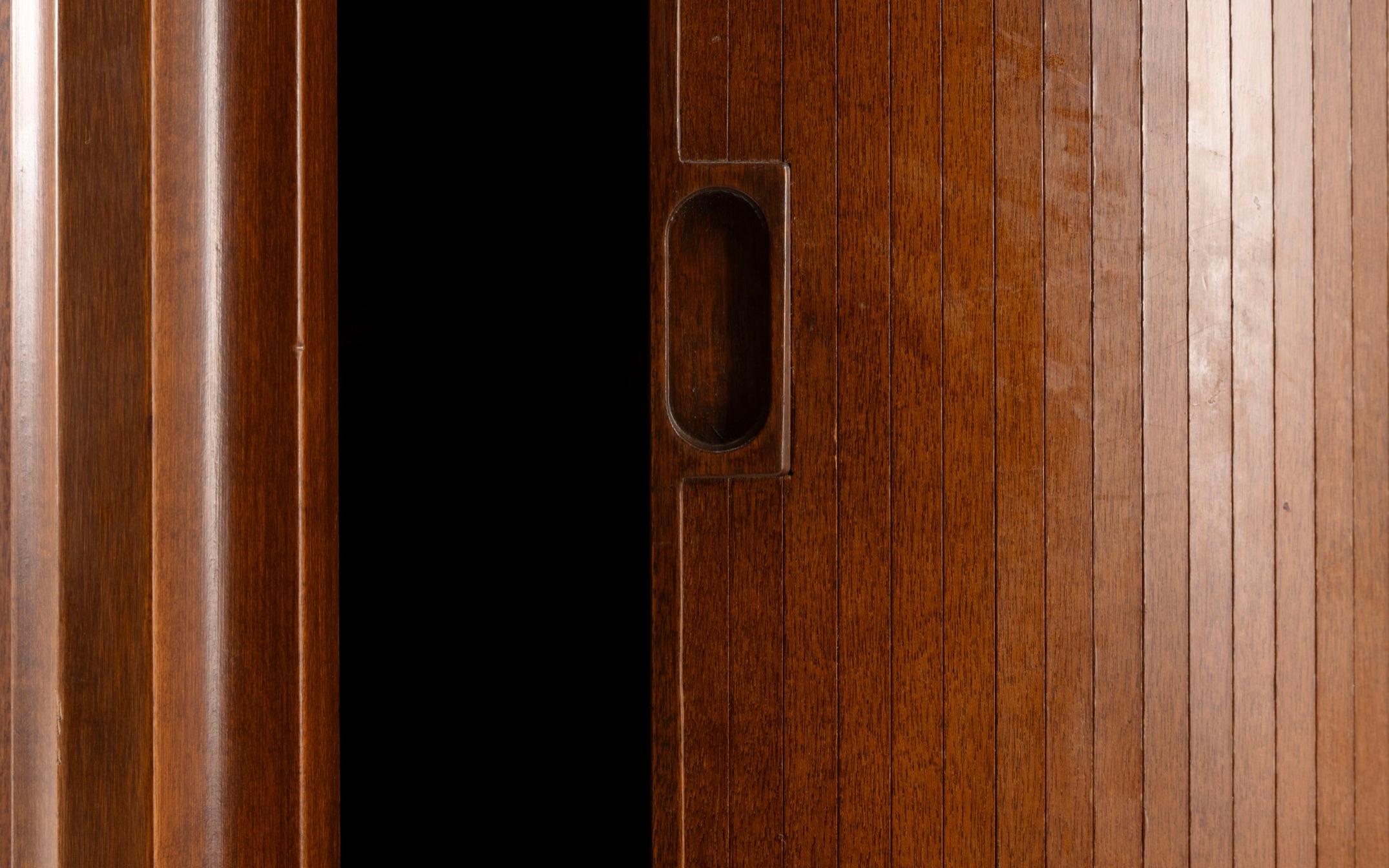 Mueble bar y almacenaje italiano escultural de madera Gianfranco Frattini en venta 11