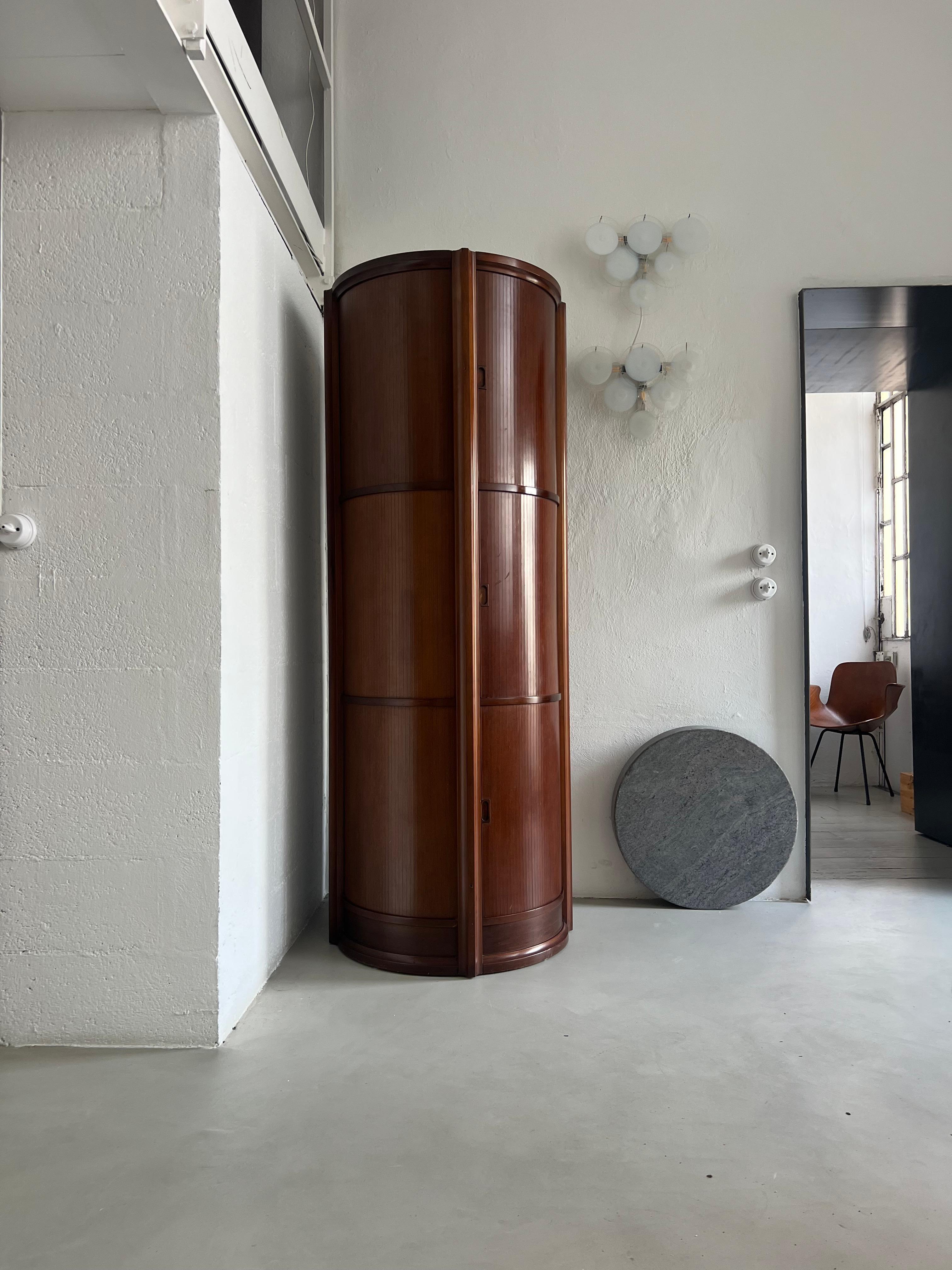 Raro y hermoso armario de madera atribuido a Gianfranco Frattini, Italia, 1950 - 60. Un auténtico clásico del diseño italiano de mediados de siglo, capaz de hablar con estilo y sofisticación a través de las generaciones.
Detalles en gran estado de