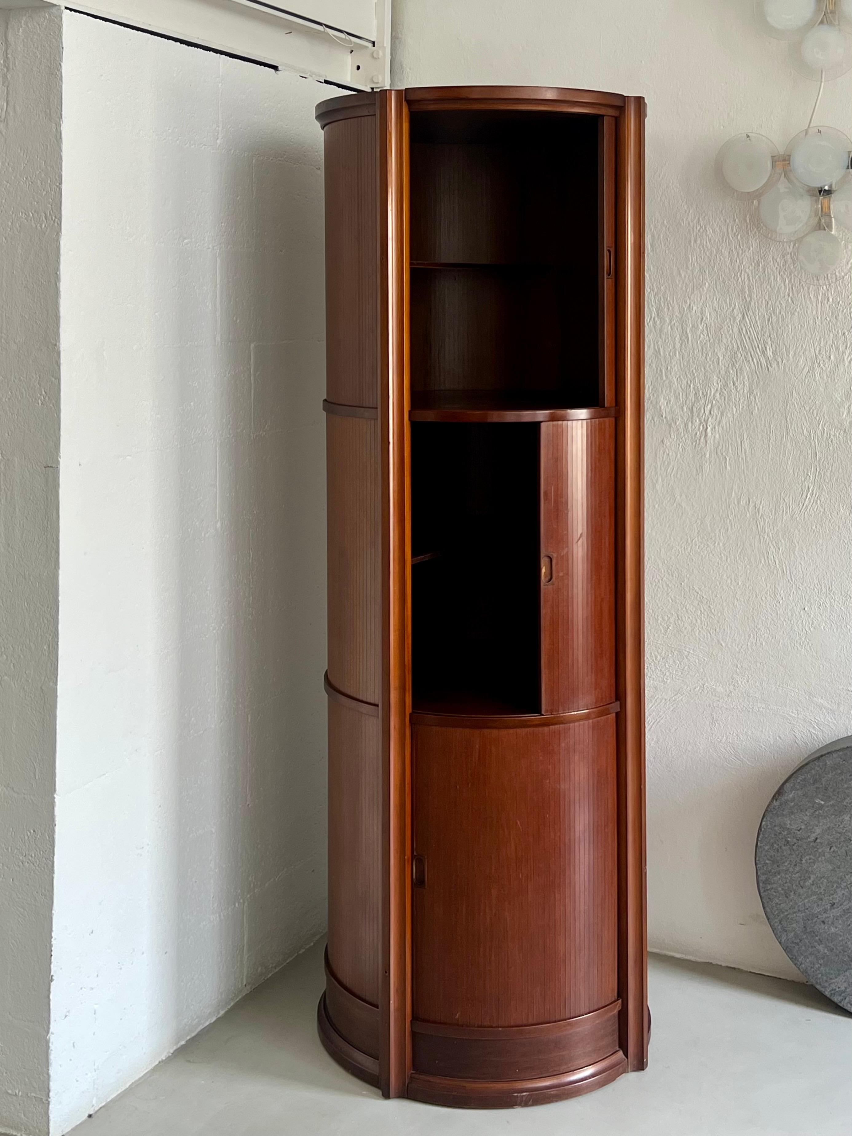 Mueble bar y almacenaje italiano escultural de madera Gianfranco Frattini Moderno de mediados de siglo en venta