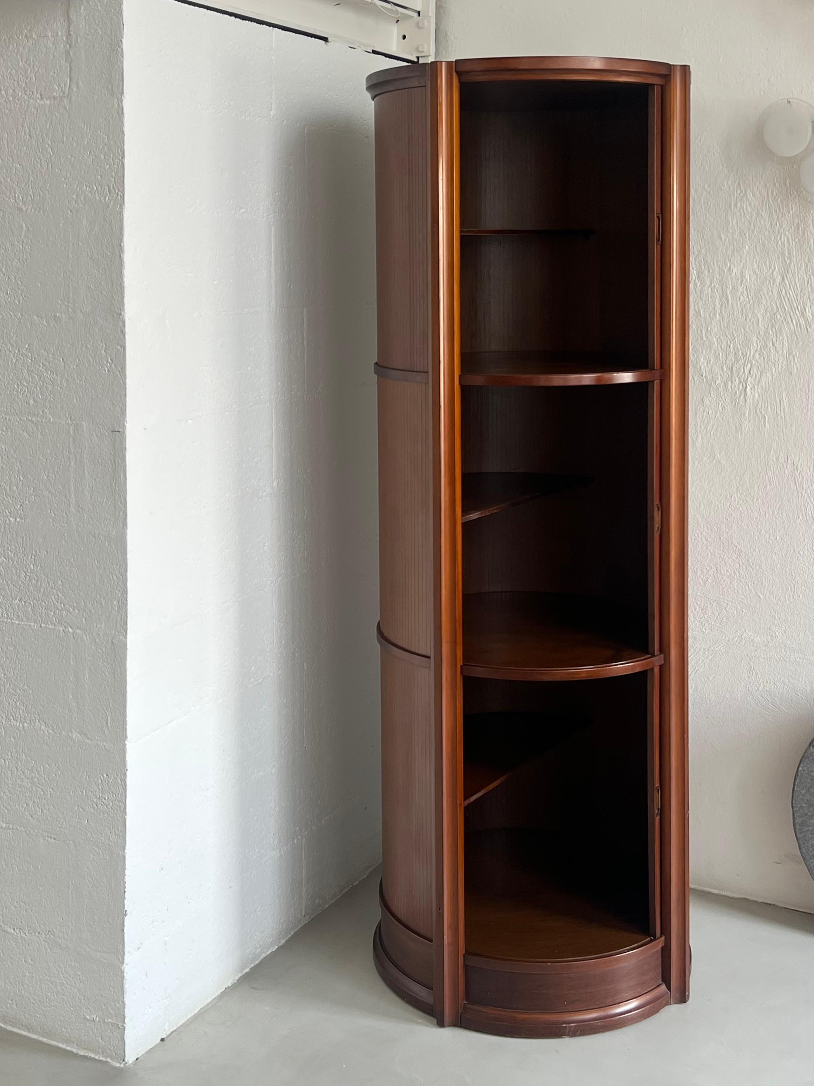 Mueble bar y almacenaje italiano escultural de madera Gianfranco Frattini Italiano en venta
