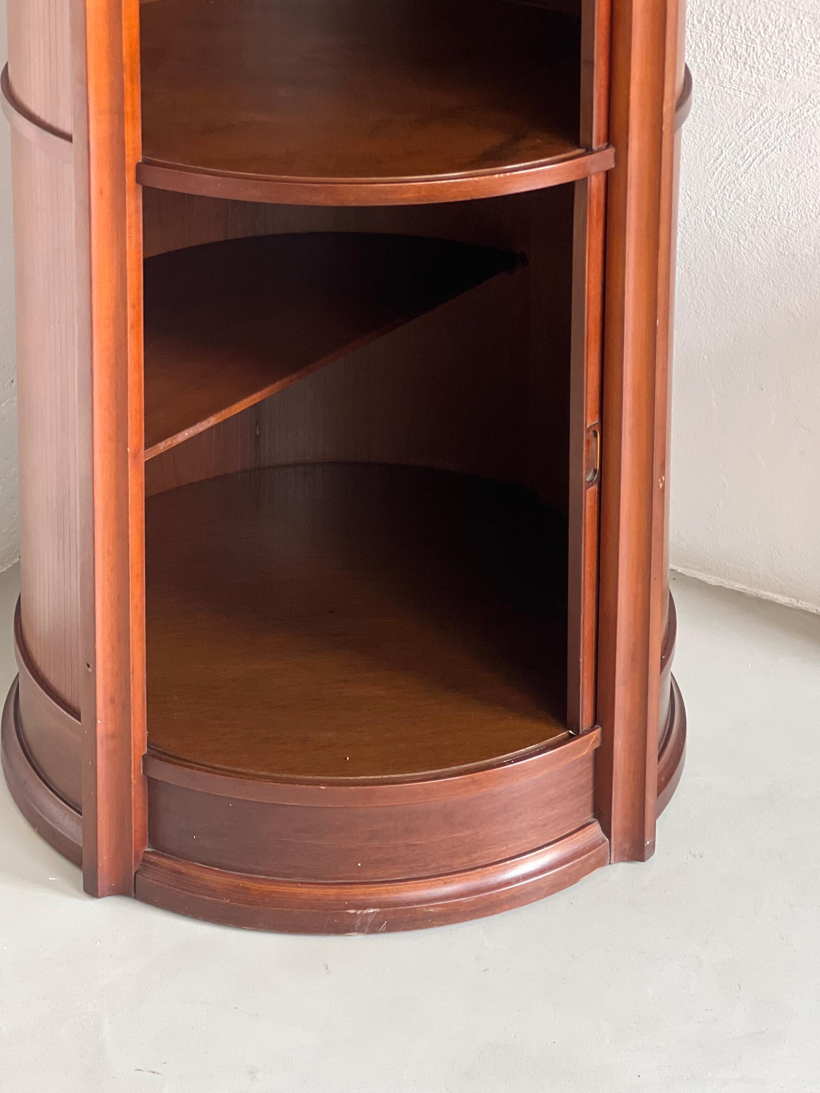 Mueble bar y almacenaje italiano escultural de madera Gianfranco Frattini en Bueno estado para la venta en Milano, IT