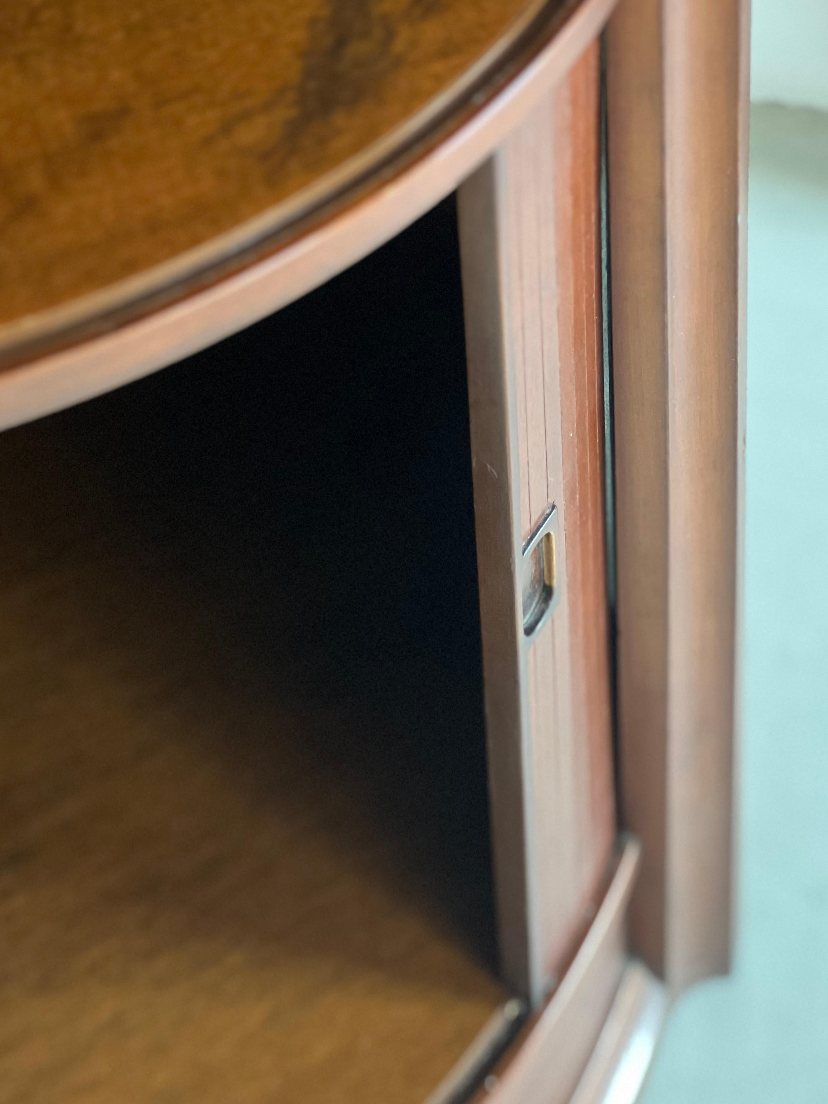 Mueble bar y almacenaje italiano escultural de madera Gianfranco Frattini mediados del siglo XX en venta