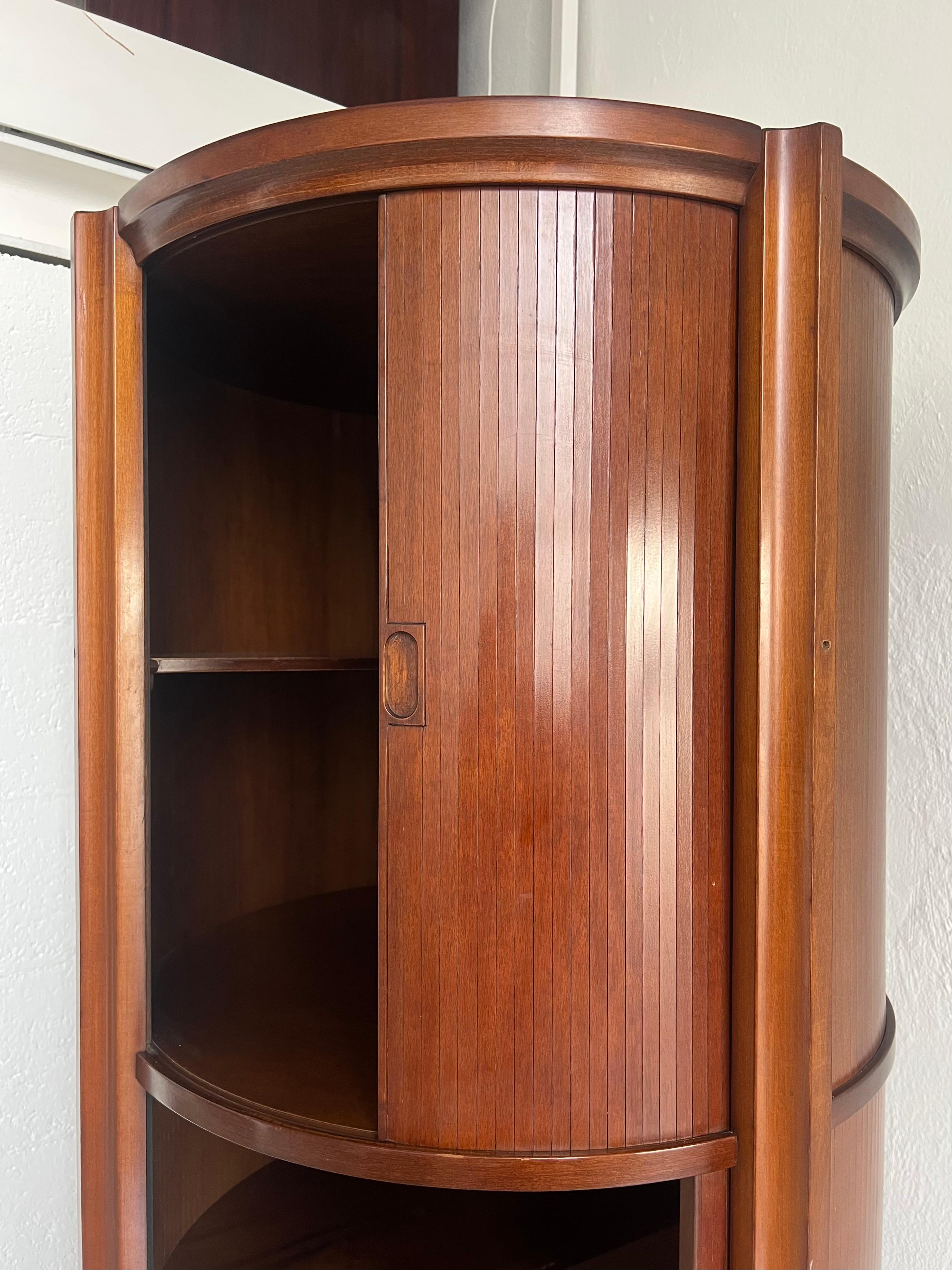 Mueble bar y almacenaje italiano escultural de madera Gianfranco Frattini en venta 1