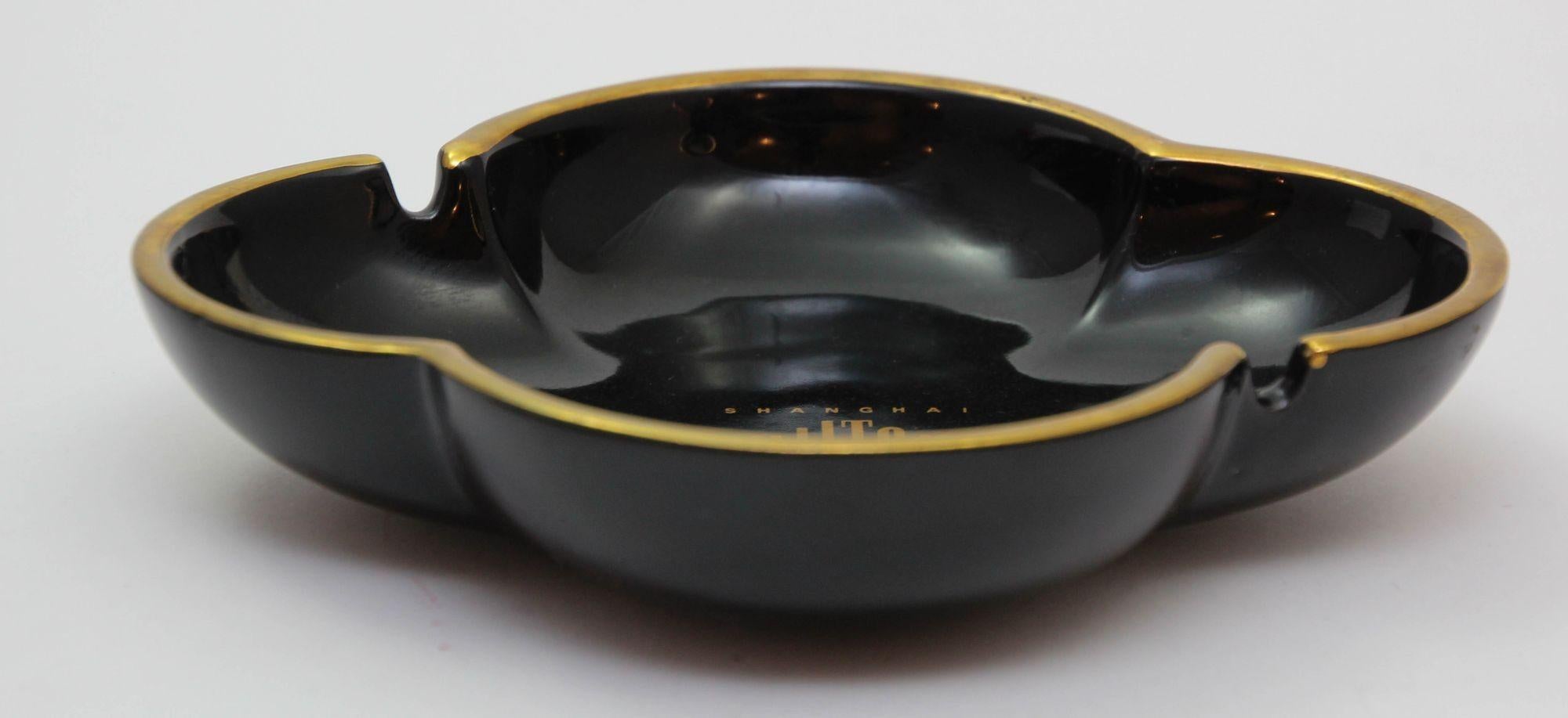 Plato cenicero de porcelana coleccionable Shanghai Hilton 1980s en venta 3