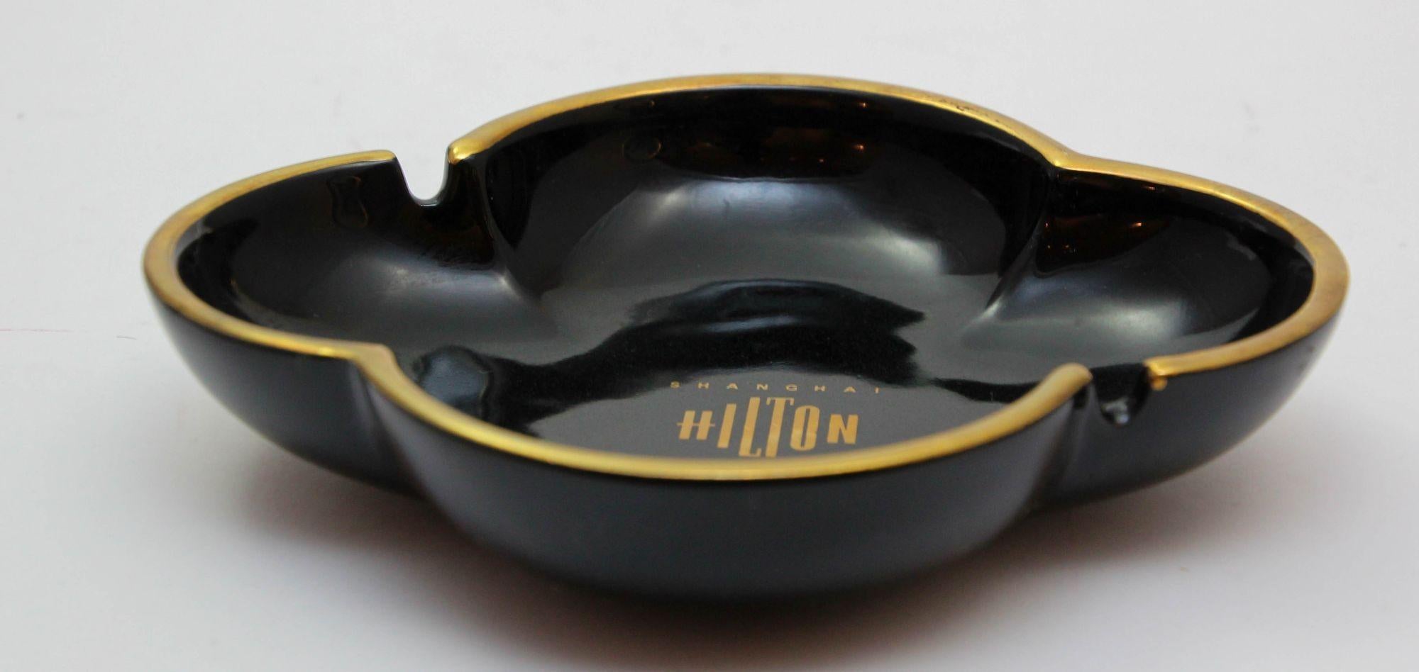 Plato cenicero de porcelana coleccionable Shanghai Hilton 1980s Regencia de Hollywood en venta