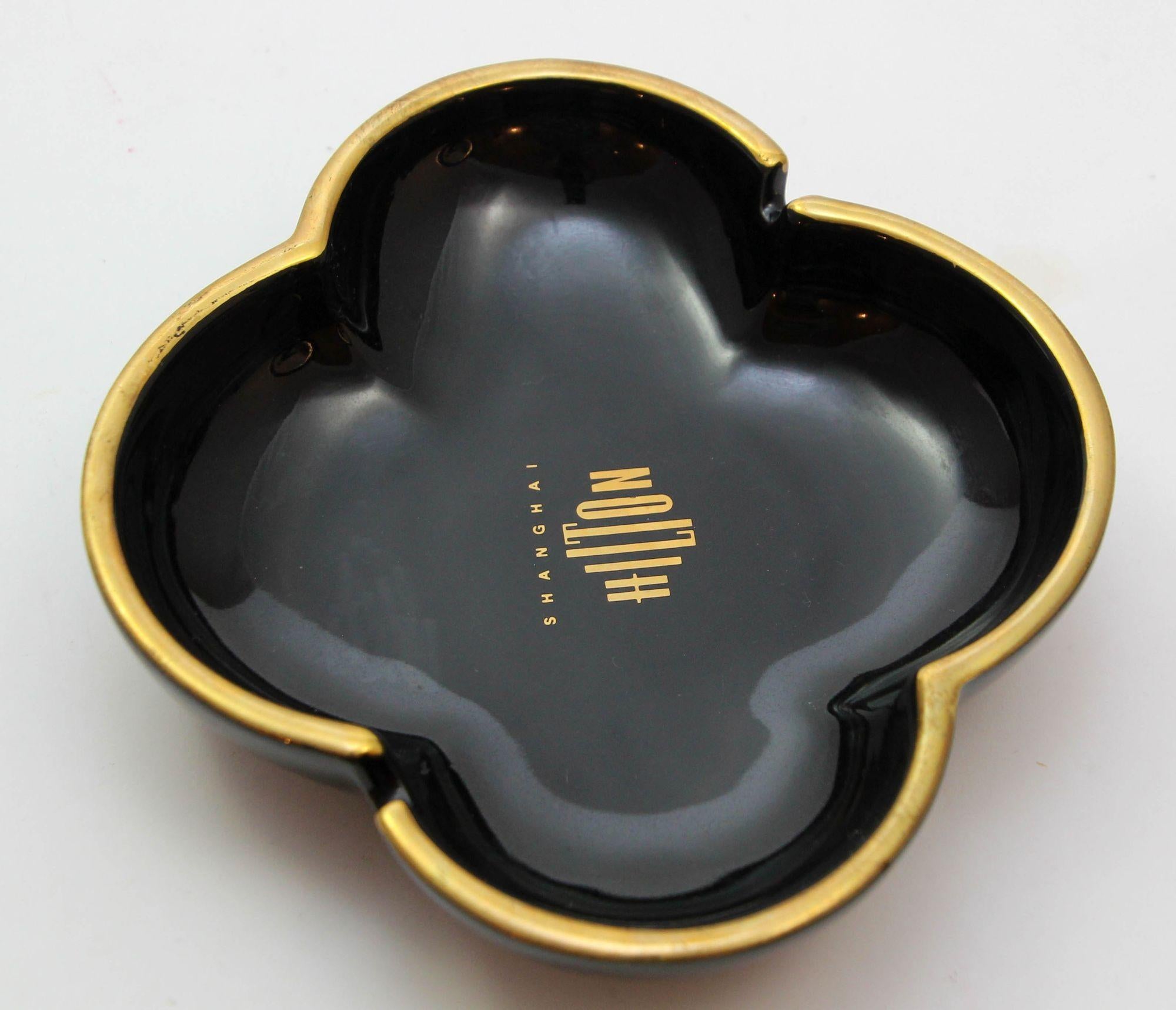 Plato cenicero de porcelana coleccionable Shanghai Hilton 1980s Pintado a mano en venta