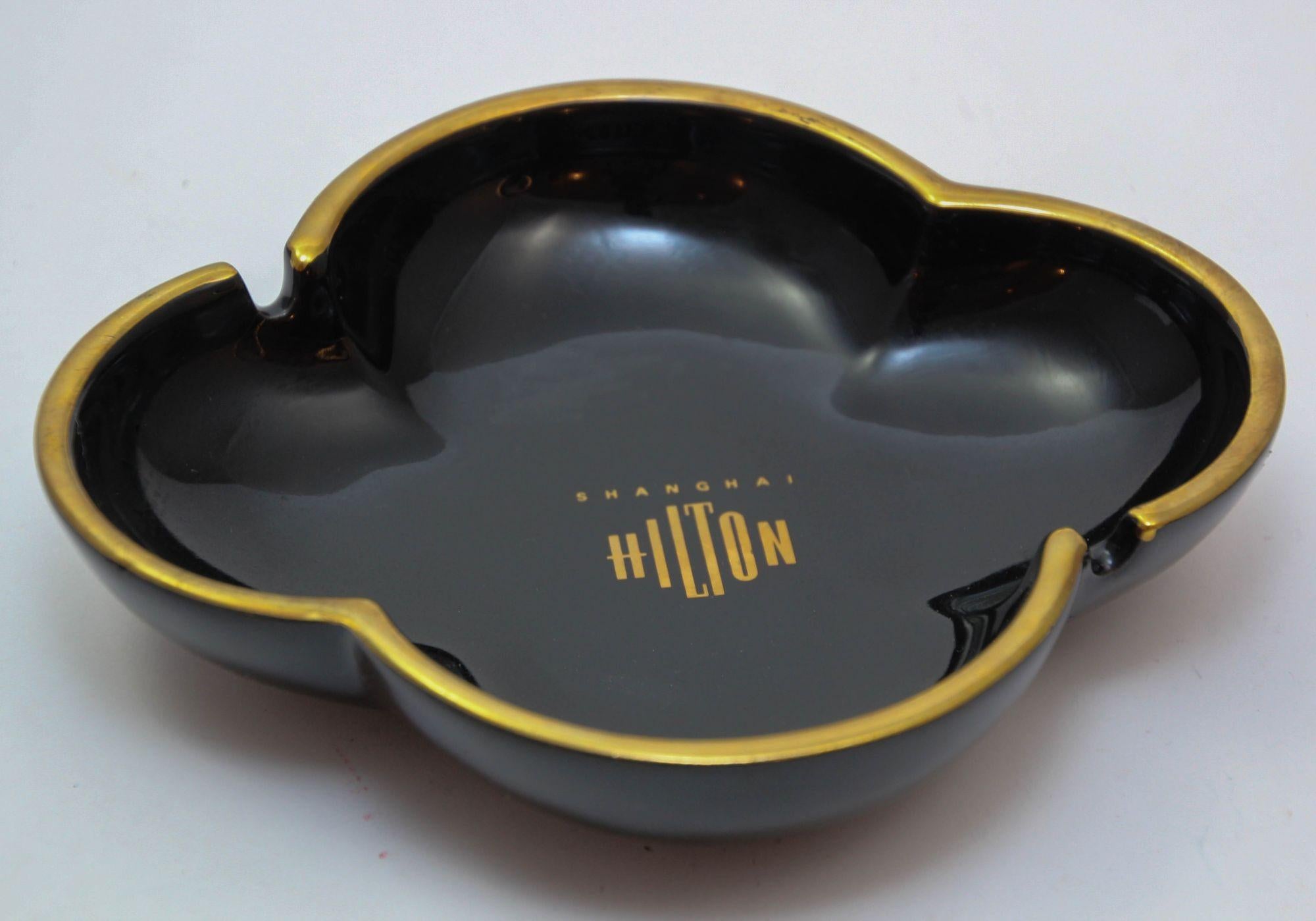Plato cenicero de porcelana coleccionable Shanghai Hilton 1980s en venta 1