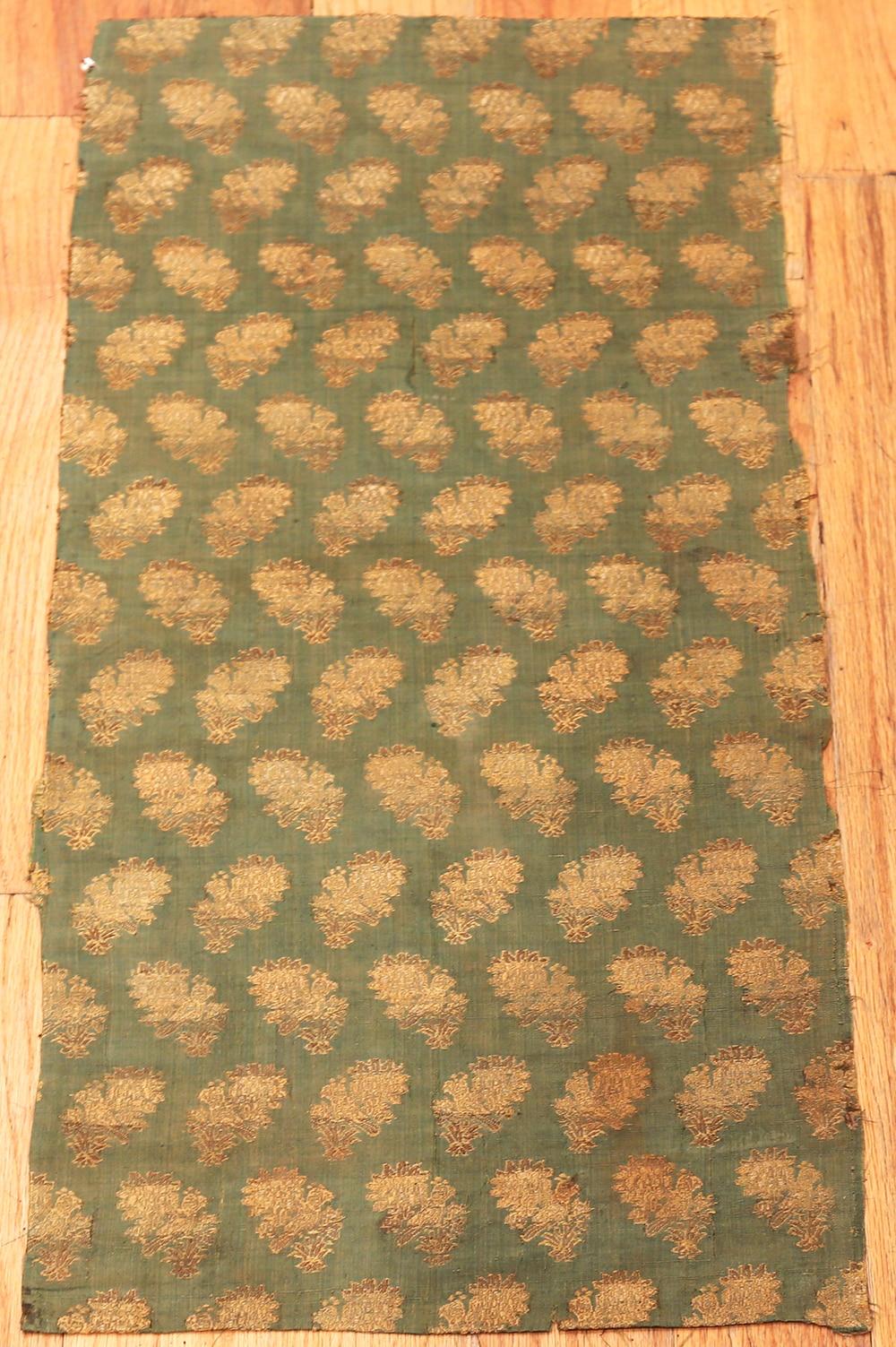 Altro Piccola ottomana da collezione di colore verde con ricamo antico in tessuto 1'2