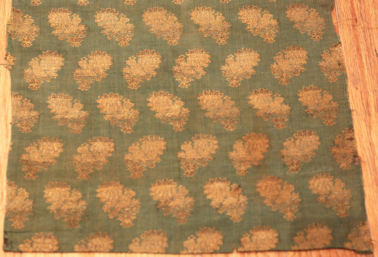 Turco Piccola ottomana da collezione di colore verde con ricamo antico in tessuto 1'2