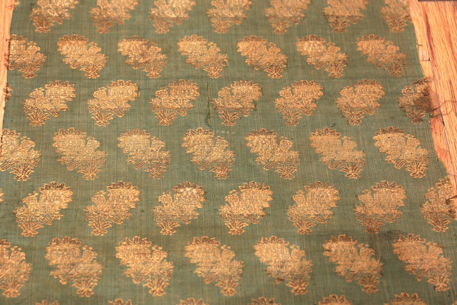 Tessuto a mano Piccola ottomana da collezione di colore verde con ricamo antico in tessuto 1'2