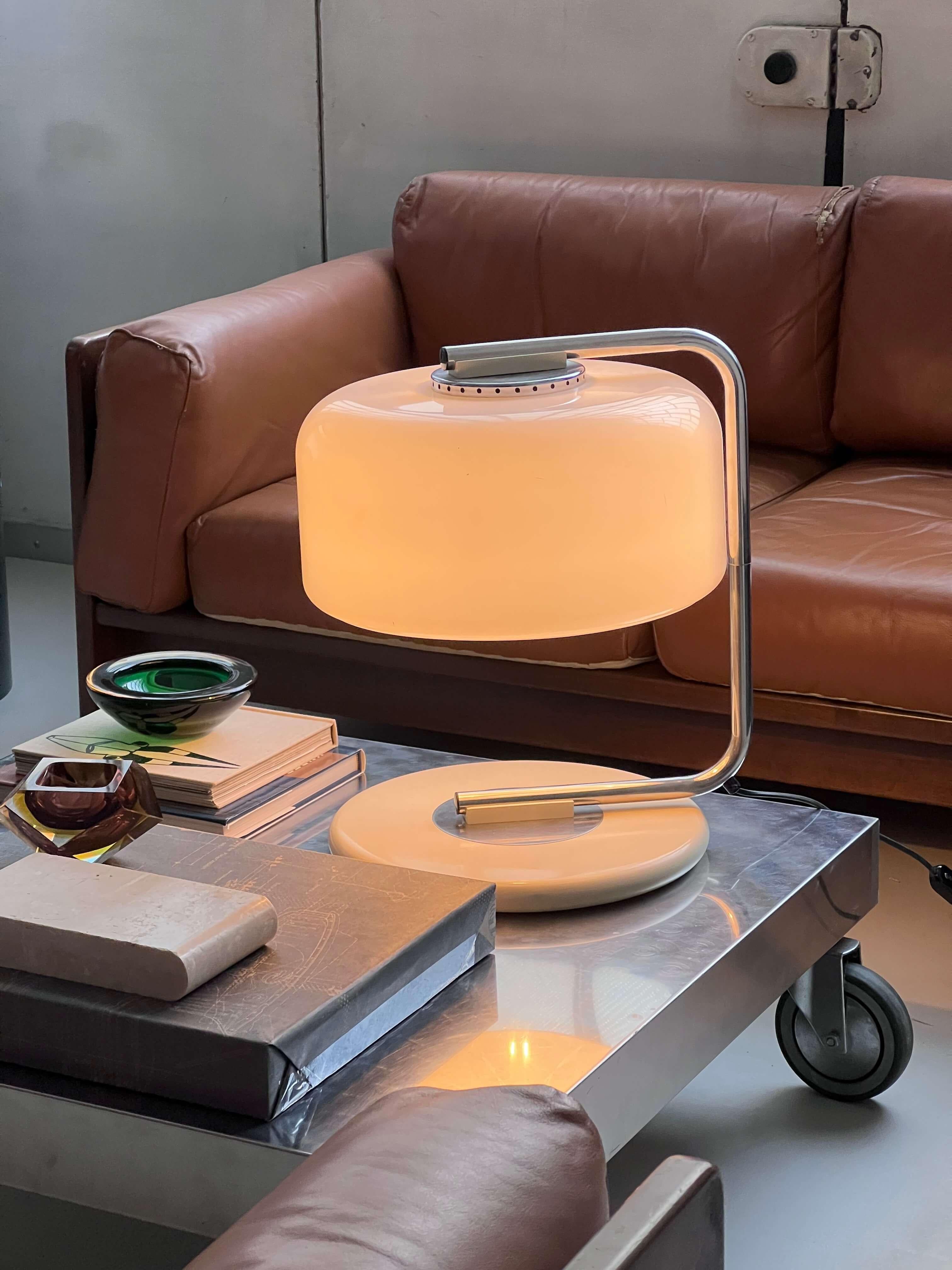 Lampe de bureau de collection de l'ère spatiale en acier et plexiglas en vente 5