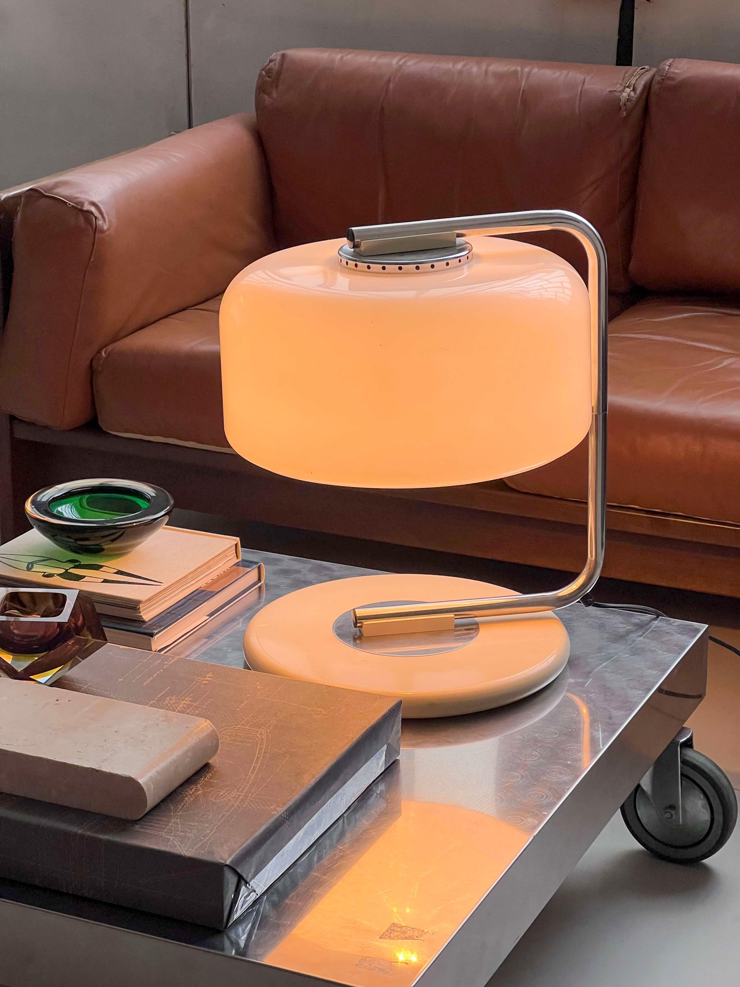 Interessante Tischleuchte aus Metall mit einem Lampenschirm aus opalem Plexiglas. Sie wurde in den 1970er Jahren in Italien hergestellt und ist ein atemberaubendes Beispiel für Space-Age-Design. Sie eignet sich hervorragend als Schreibtischlampe,