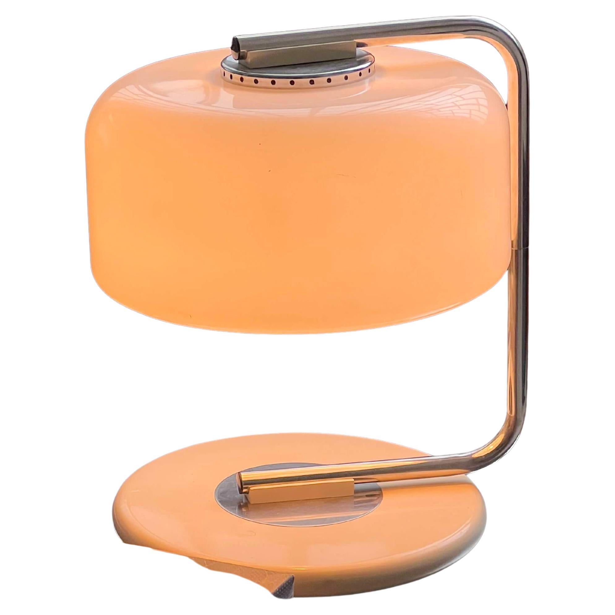 Intrigante lampe de bureau/table en métal, avec un abat-jour en plexiglas opalin. Fabriquée en Italie dans les années 1970, elle est un exemple étonnant du design de la NO AGE et s'adapte à de nombreux contextes : c'est une lampe de bureau parfaite,