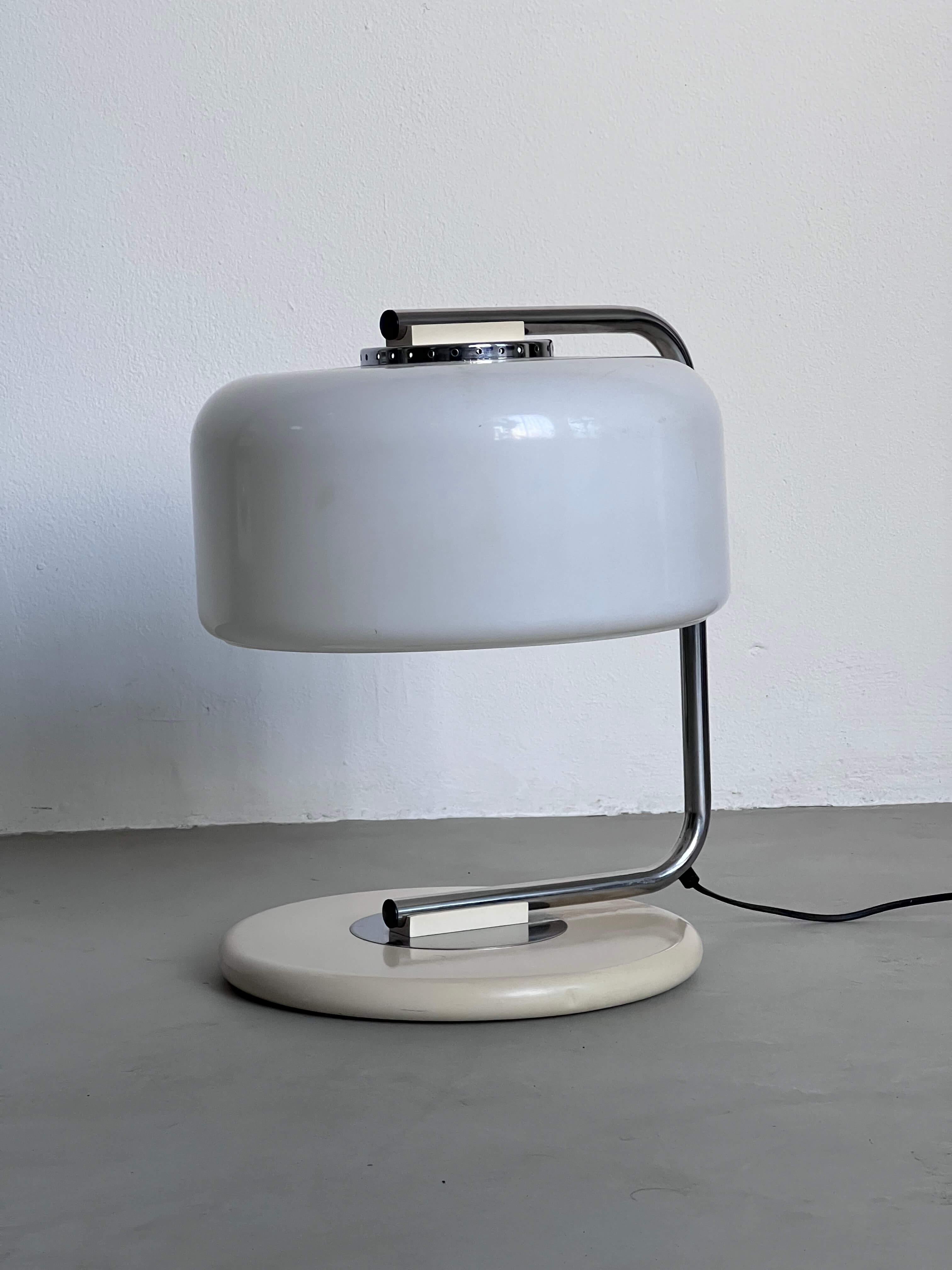 italien Lampe de bureau de collection de l'ère spatiale en acier et plexiglas en vente