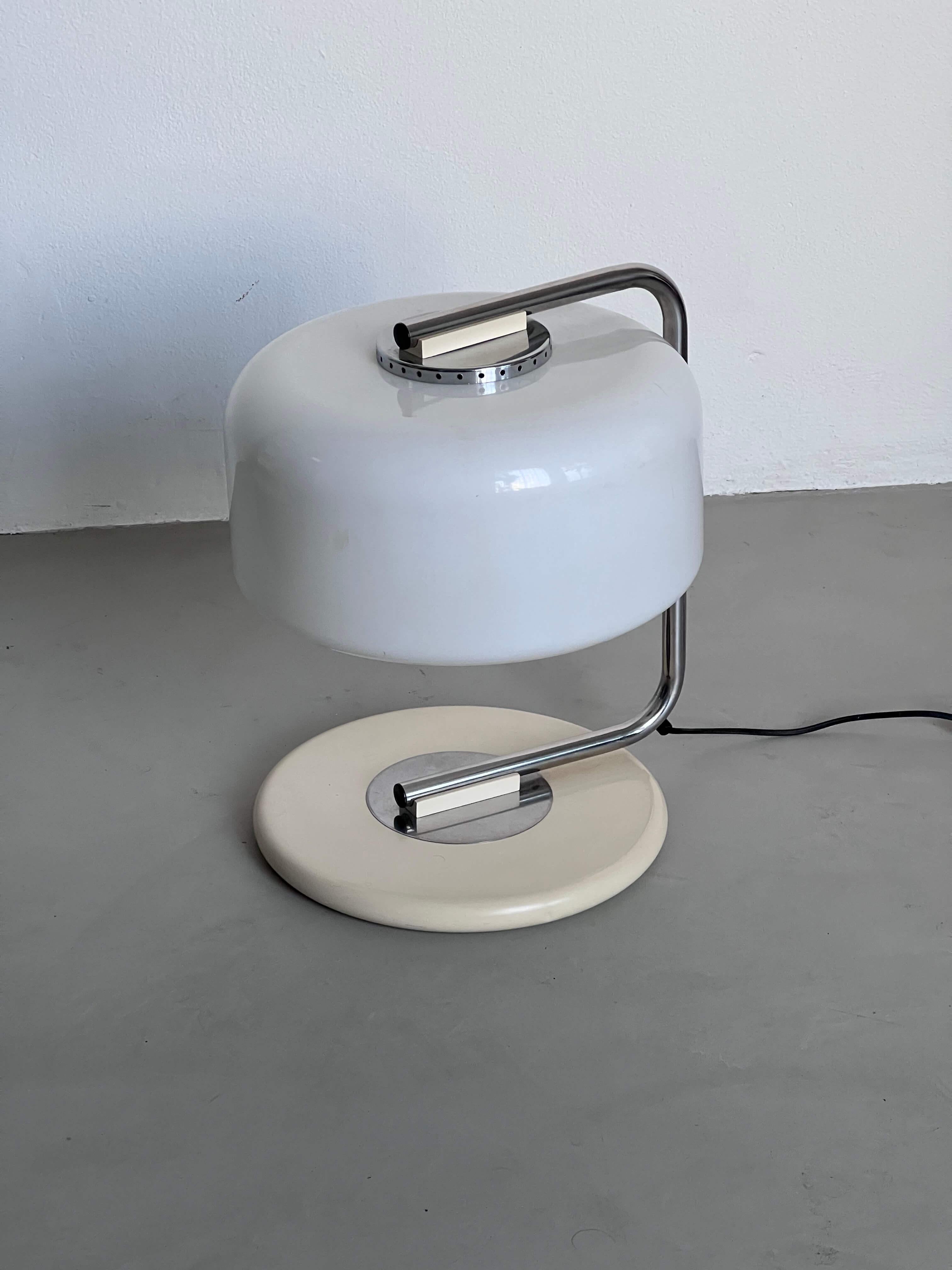 Lampe de bureau de collection de l'ère spatiale en acier et plexiglas Bon état - En vente à Milano, IT