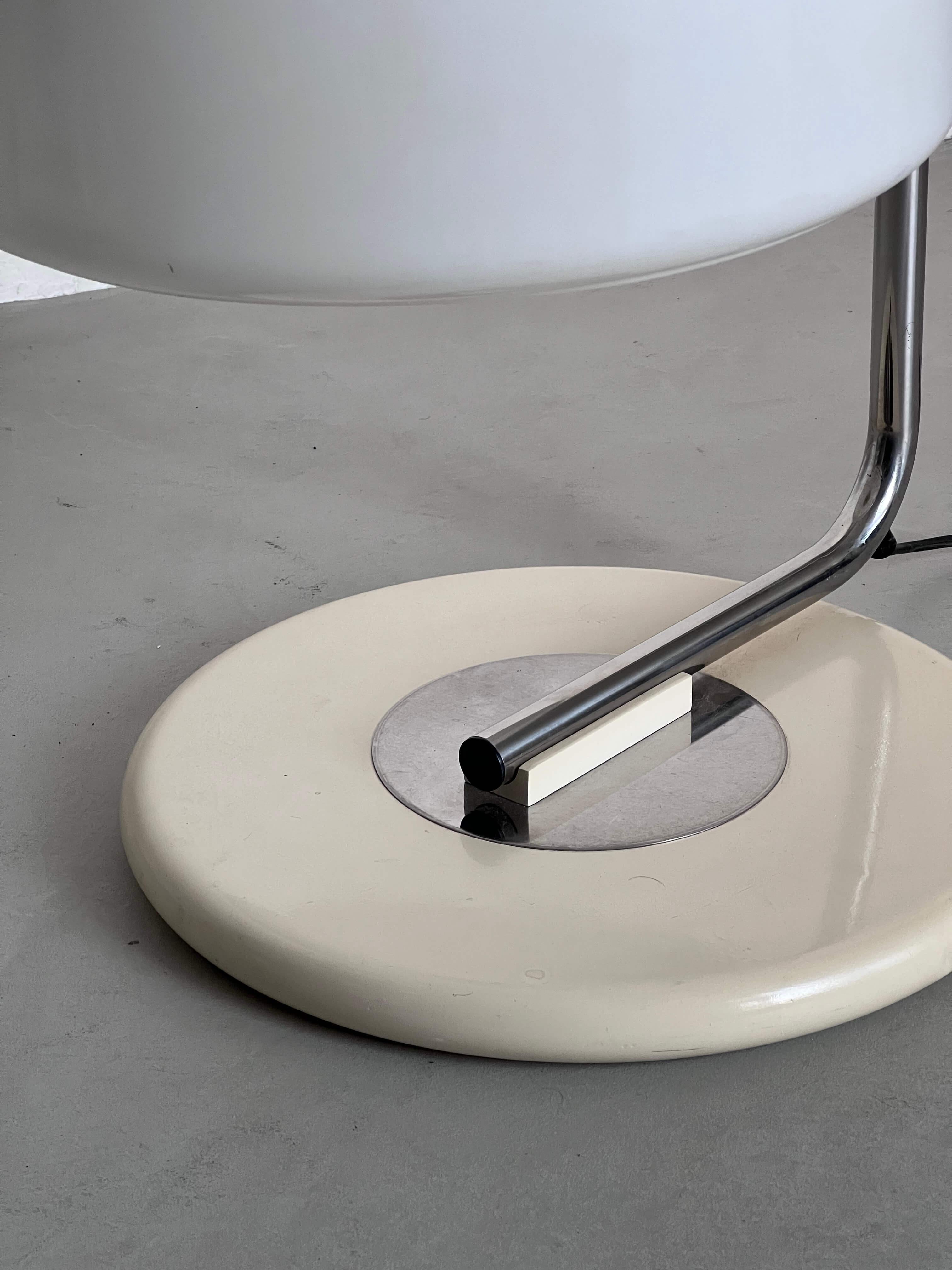 Lampe de bureau de collection de l'ère spatiale en acier et plexiglas en vente 2