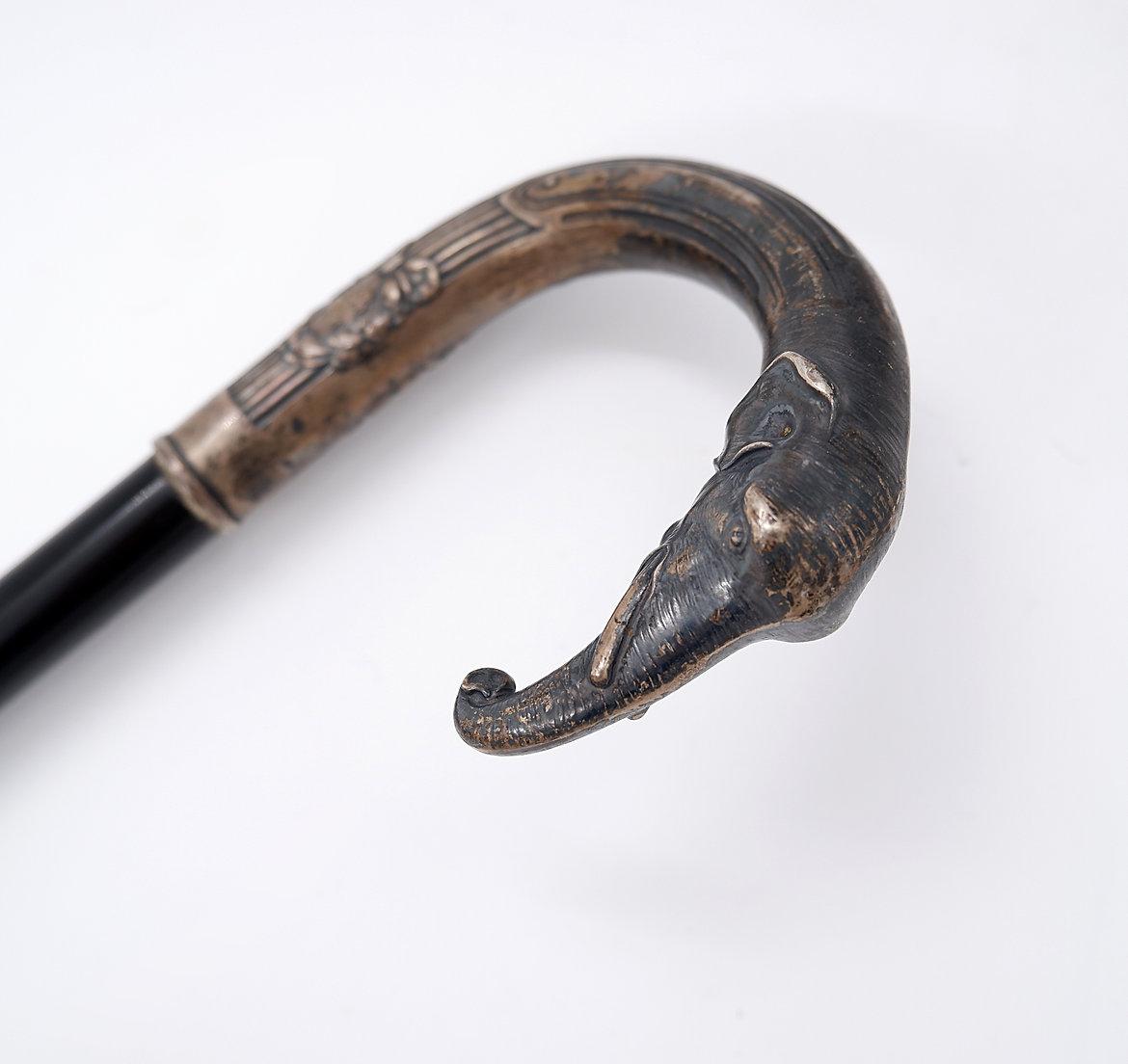 fine XIX - inizio XX secolo - Decorazione - Da collezione
Bastone da collezione con pomello d'argento raffigurante una testa di elefante
fine XIX - inizio XX secolo - Decorazione - Da collezione
Legno verniciato nero
Misure: 12x3cm H. 92cm 
 
