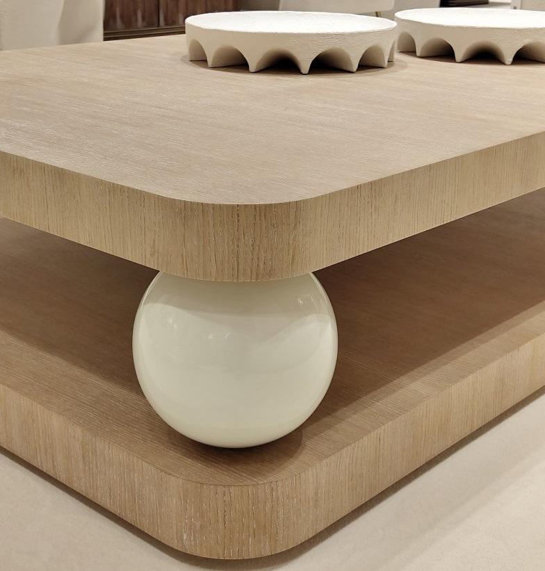 Fait main Table basse de collection en noyer et sphères laquées par José Castro en vente